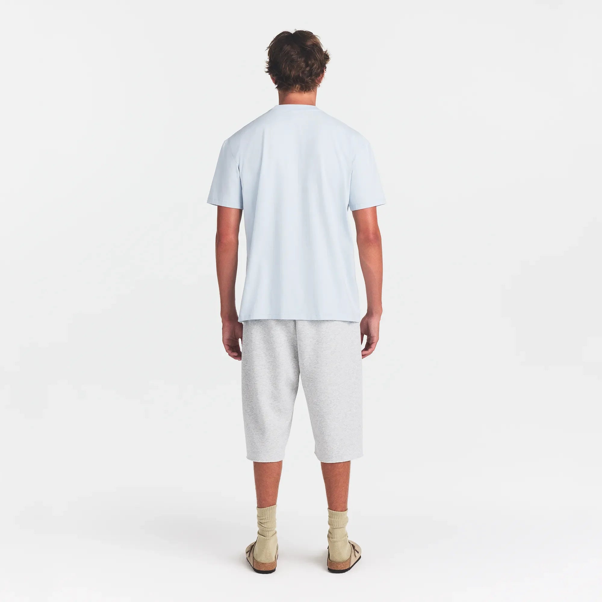 HEAVYWEIGHT COTTON MENS RELAXED T-SHIRT | ATMOSPHERE ON A MODEL BACK VIEW @ | FOCUS: 0.0, 1.0, 0.9