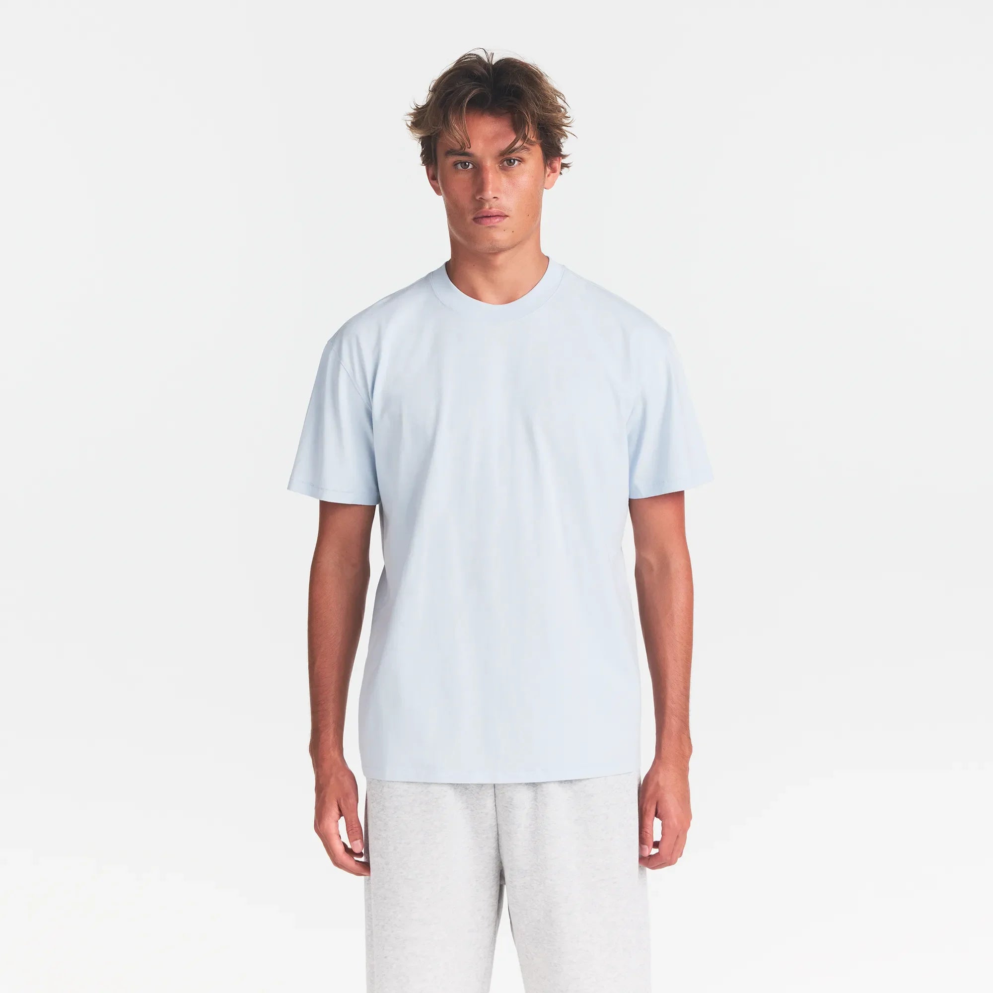 HEAVYWEIGHT COTTON MENS RELAXED T-SHIRT | ATMOSPHERE ON A MODEL FRONT VIEW @ | FOCUS: 0.0, 1.0, 0.9