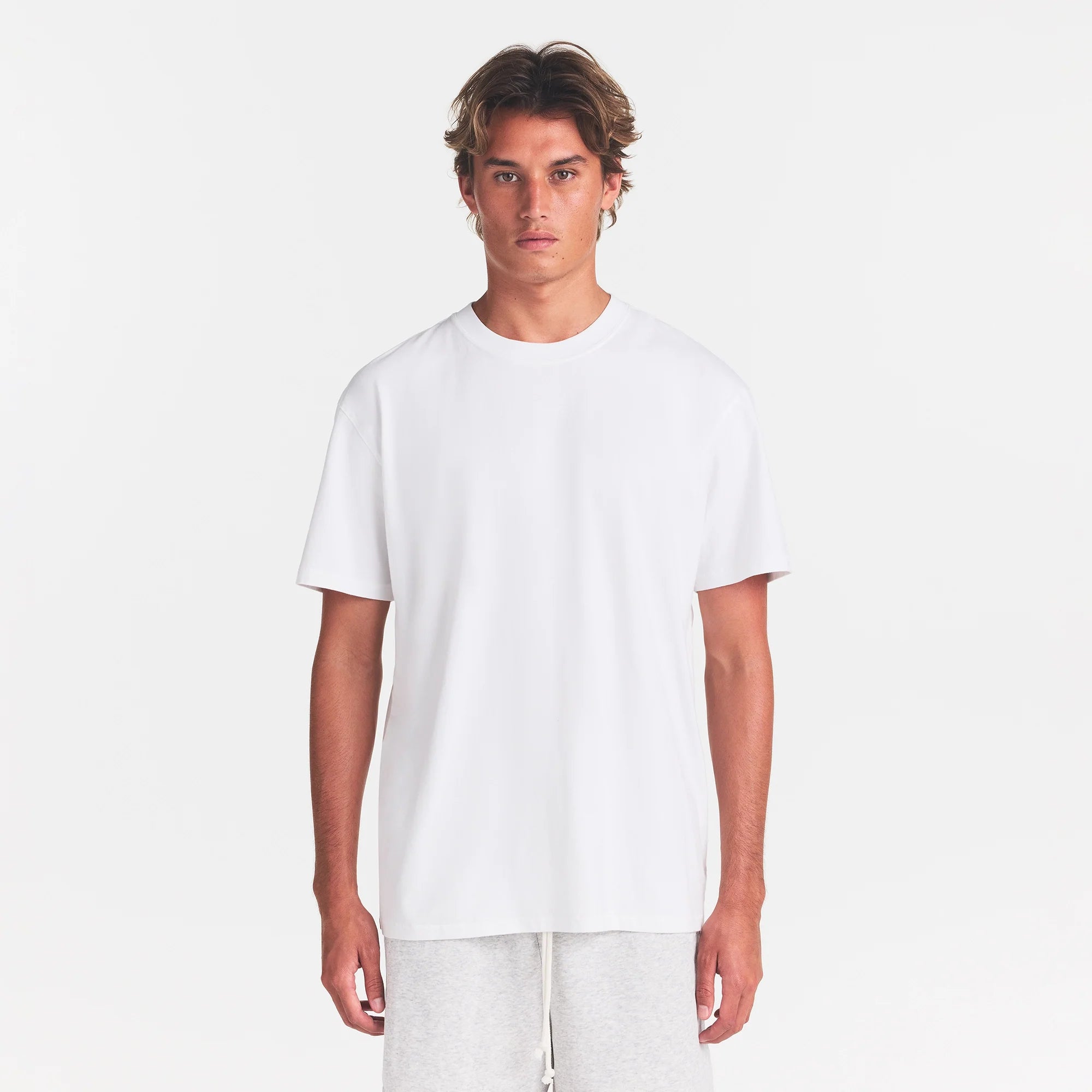 HEAVYWEIGHT COTTON MENS RELAXED T-SHIRT | CHALK ON A MODEL FRONT VIEW @ | FOCUS: 0.0, 1.0, 0.9