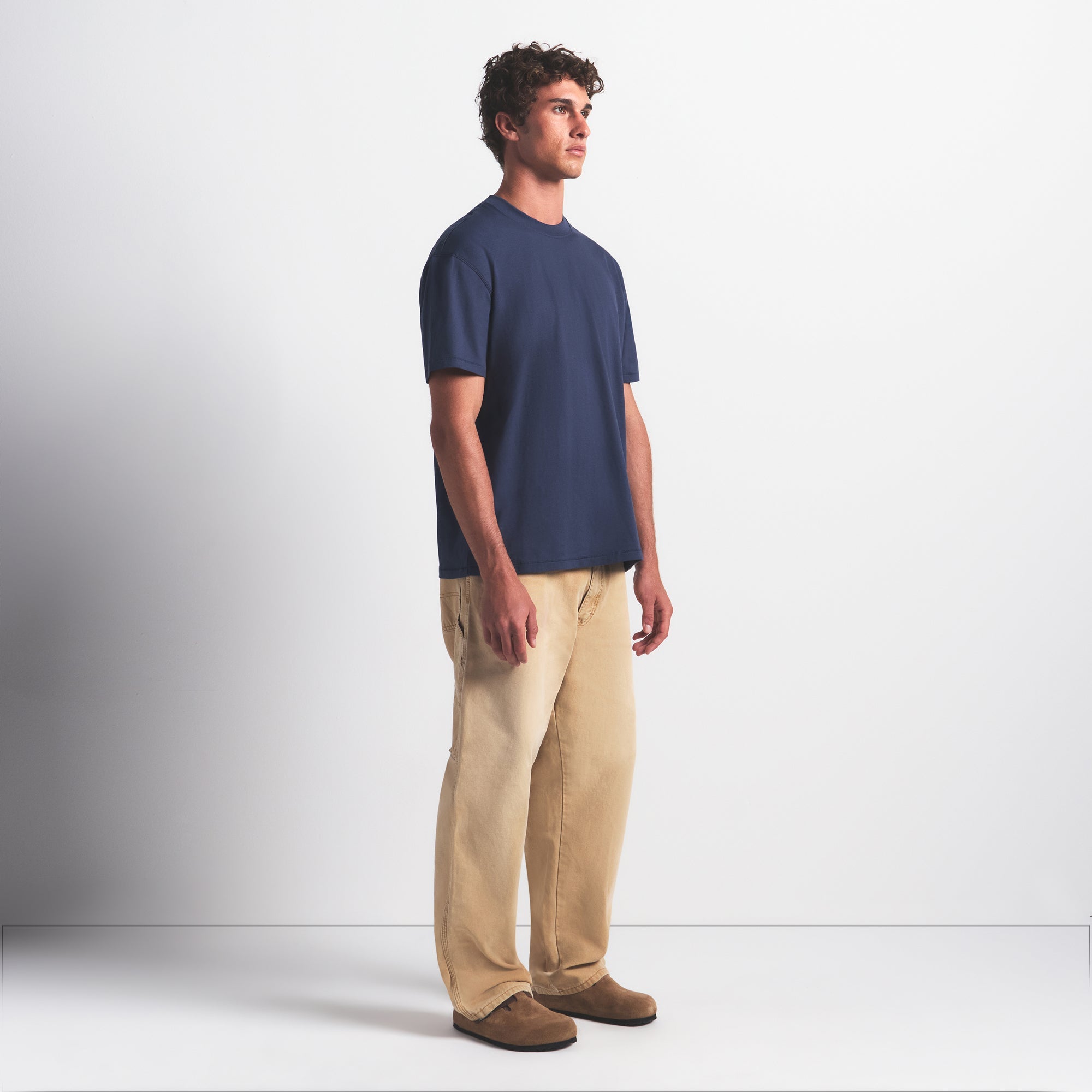 HEAVYWEIGHT COTTON MENS RELAXED T-SHIRT | DAMSON ON A MODEL FRONT VIEW @ | FOCUS: 0.0, 1.0, 0.9