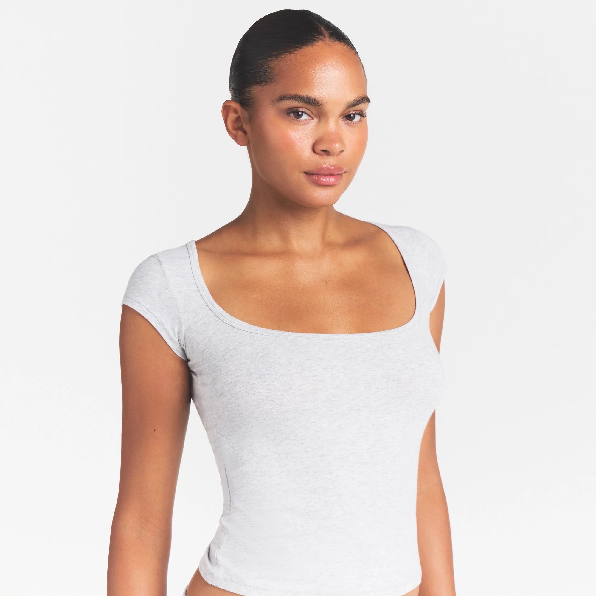 COTTON JERSEY SCOOP NECK T-SHIRT | LIGHT HEATHER GREY ON A MODEL SIDE VIEW @ | FOCUS: 0.0, 1.0, 0.9