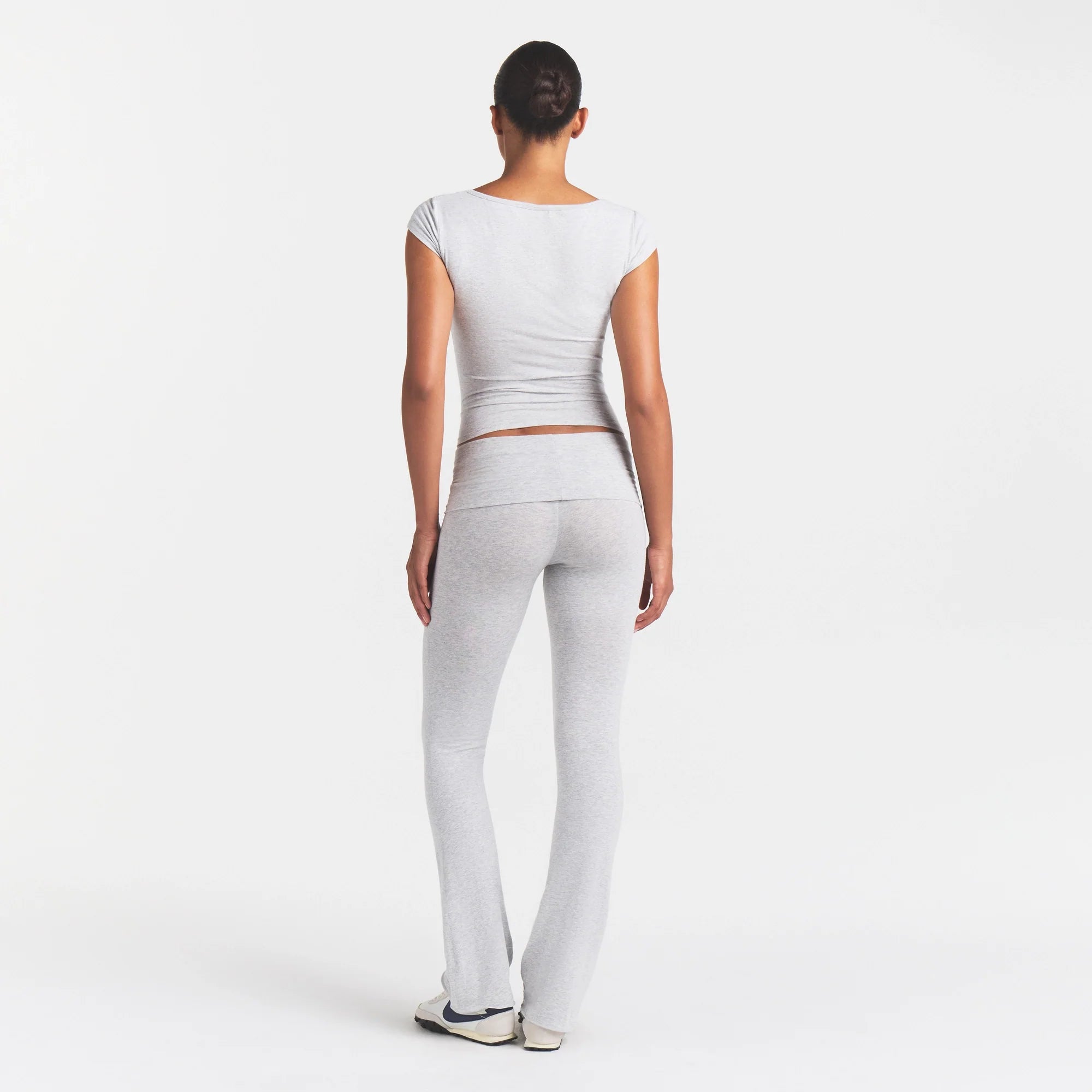 COTTON JERSEY SCOOP NECK T-SHIRT | LIGHT HEATHER GREY ON A MODEL FRONT VIEW @ | FOCUS: 0.0, 1.0, 0.9