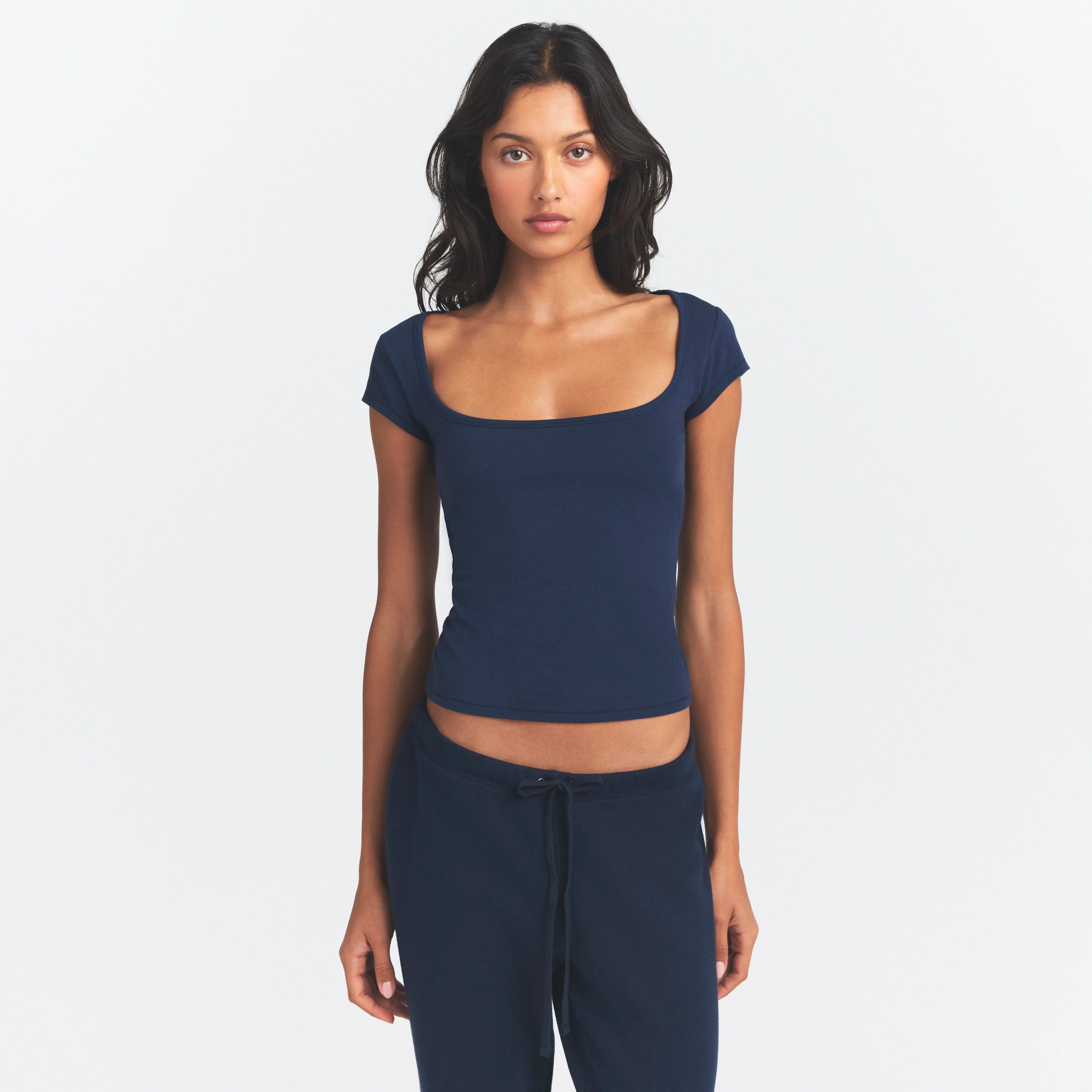 COTTON JERSEY SCOOP NECK T-SHIRT | NAVY ON A MODEL SIDE VIEW @ | FOCUS: 0.0, 1.0, 0.9