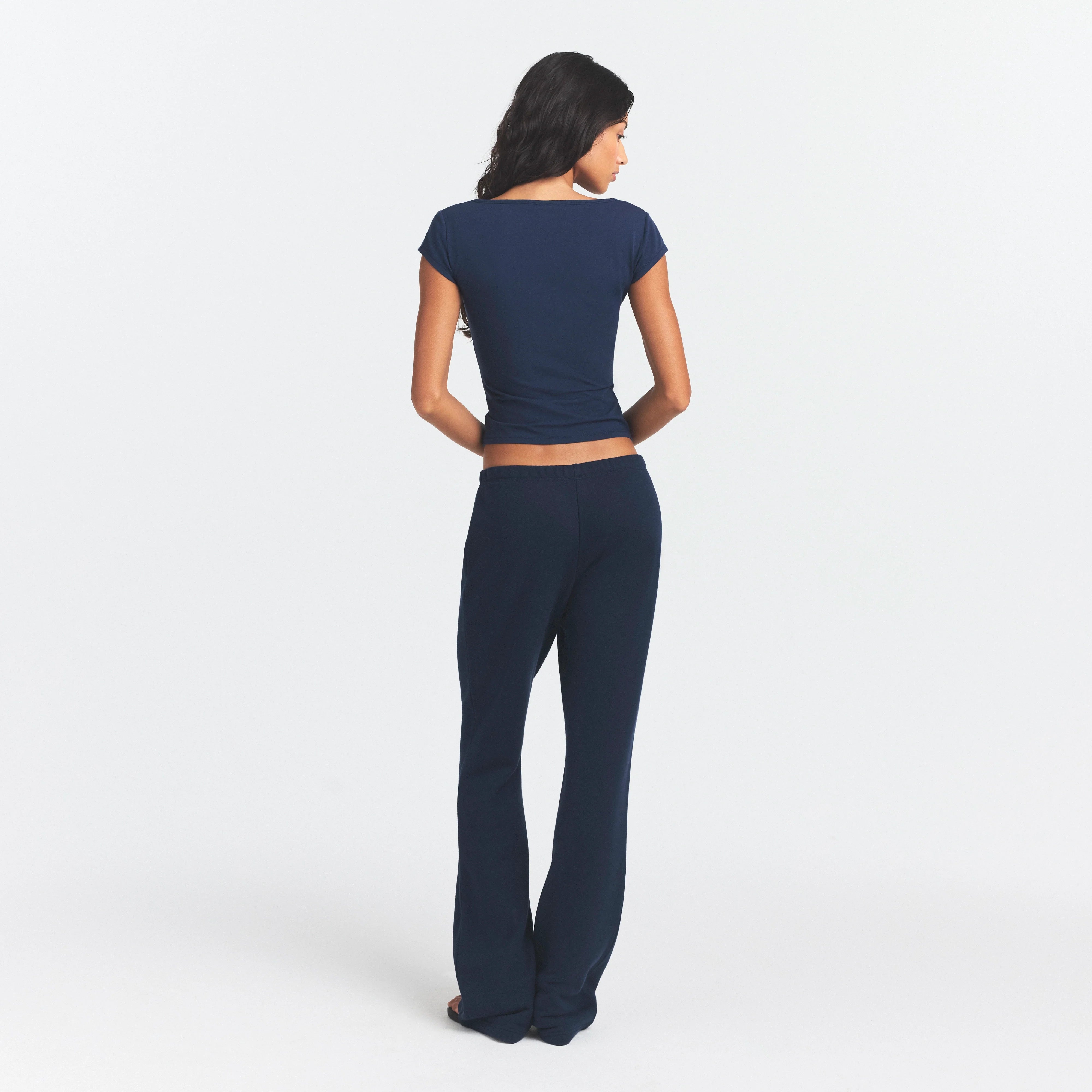 COTTON JERSEY SCOOP NECK T-SHIRT | NAVY ON A MODEL SIDE VIEW @ | FOCUS: 0.0, 1.0, 0.9