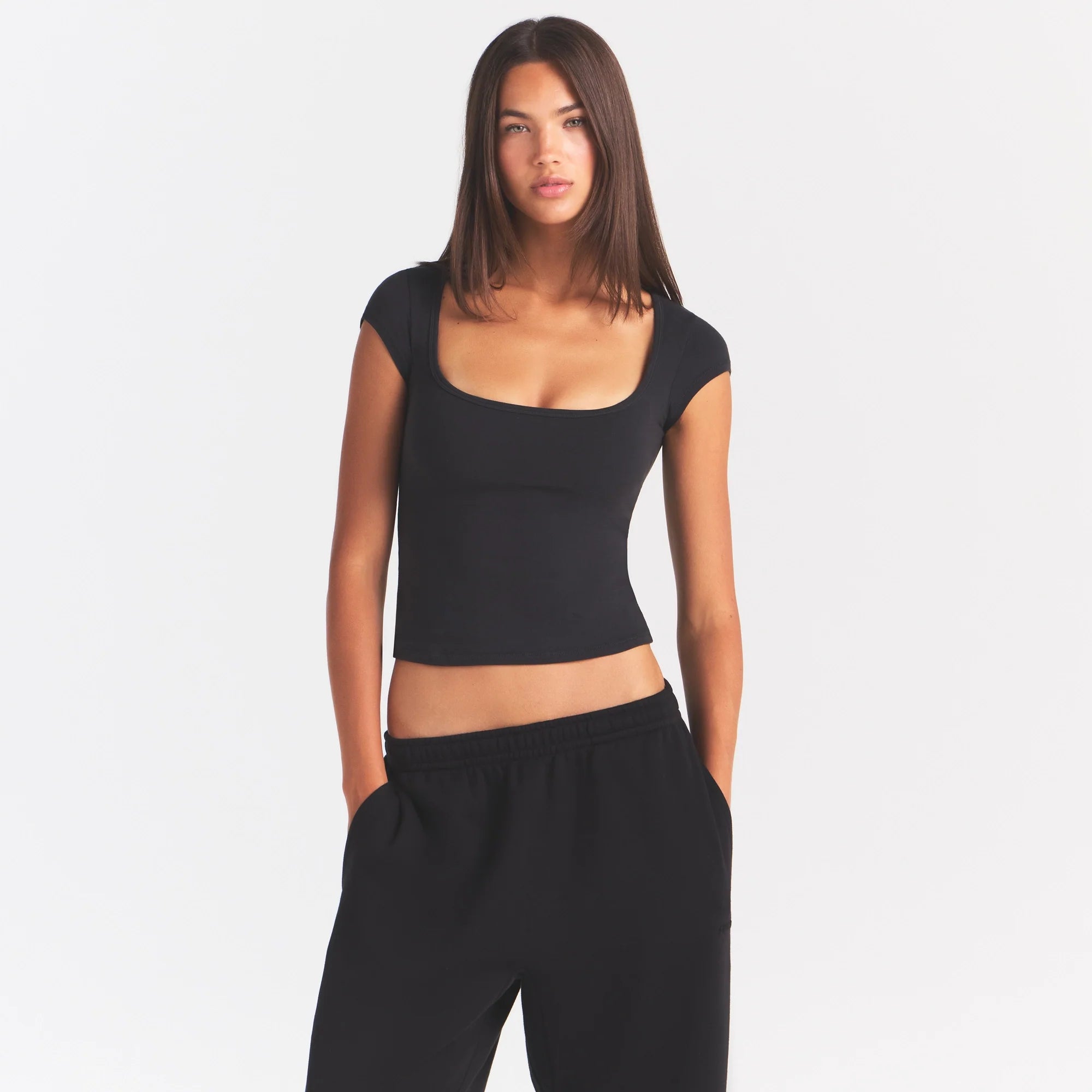 COTTON JERSEY SCOOP NECK T-SHIRT | SOOT ON A MODEL SIDE VIEW @ | FOCUS: 0.0, 1.0, 0.9