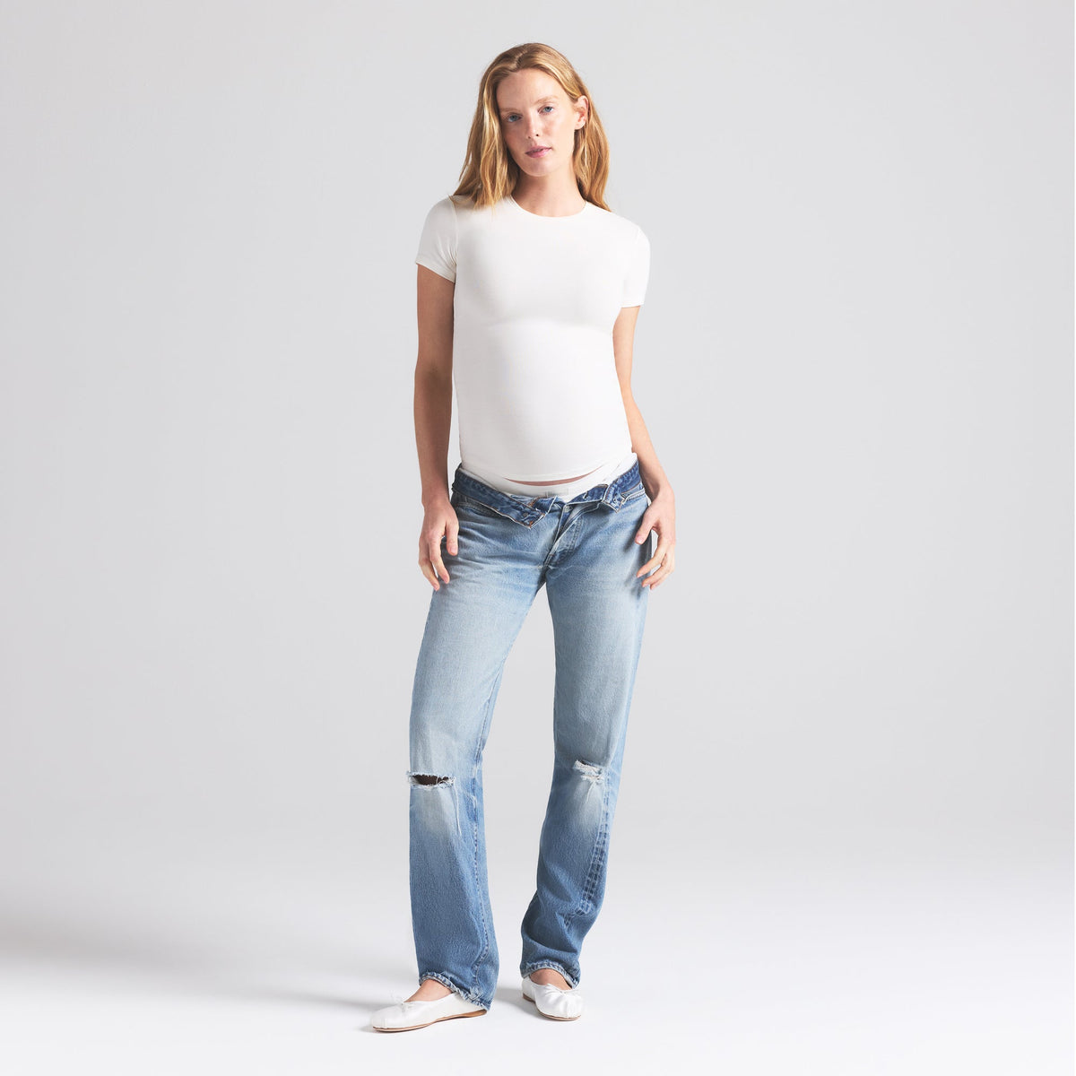 COTTON JERSEY MATERNITY T-SHIRT | MARBLE ON A MODEL FRONT VIEW | FOCUS: 0.0, 1.0, 0.9