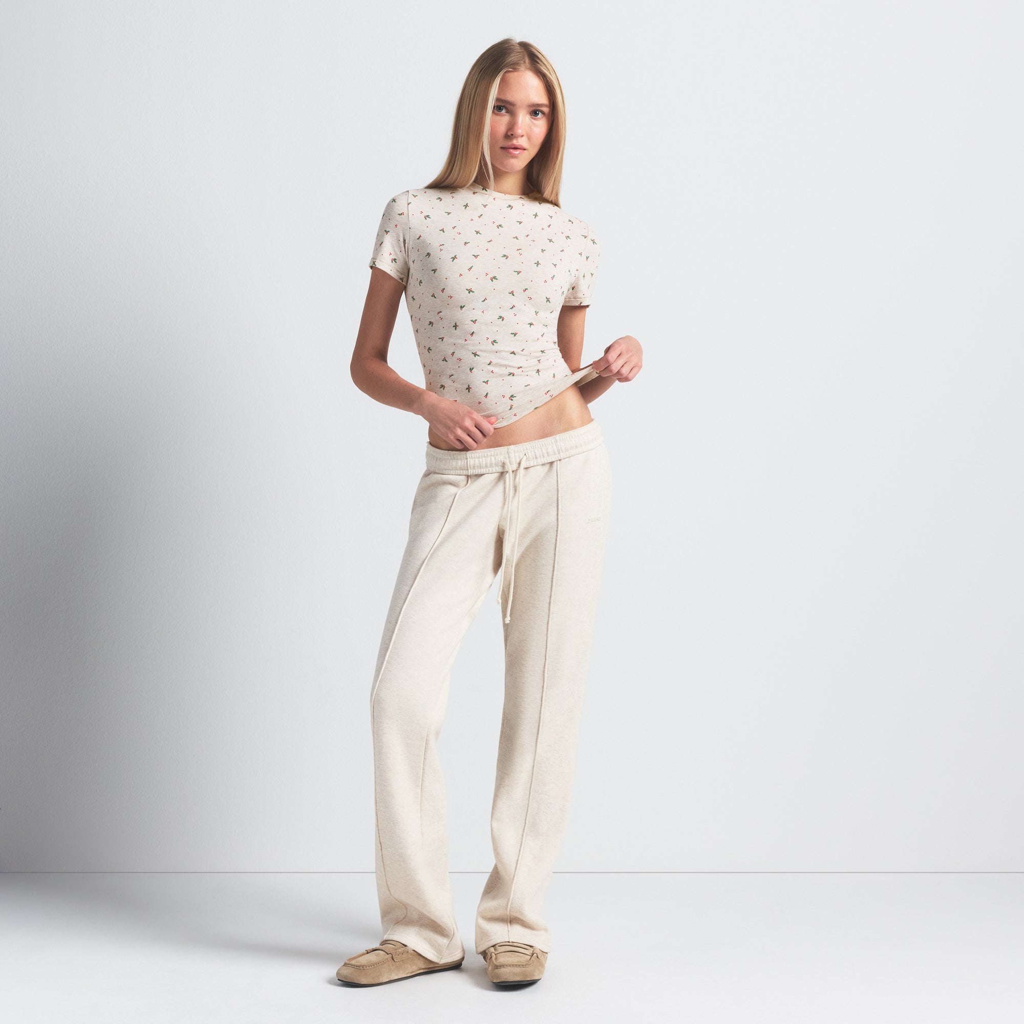 COTTON JERSEY T-SHIRT | OATMEAL HEATHER HOLLY PRINT ON A MODEL FRONT VIEW @ | FOCUS: 0.0, 1.0, 0.9