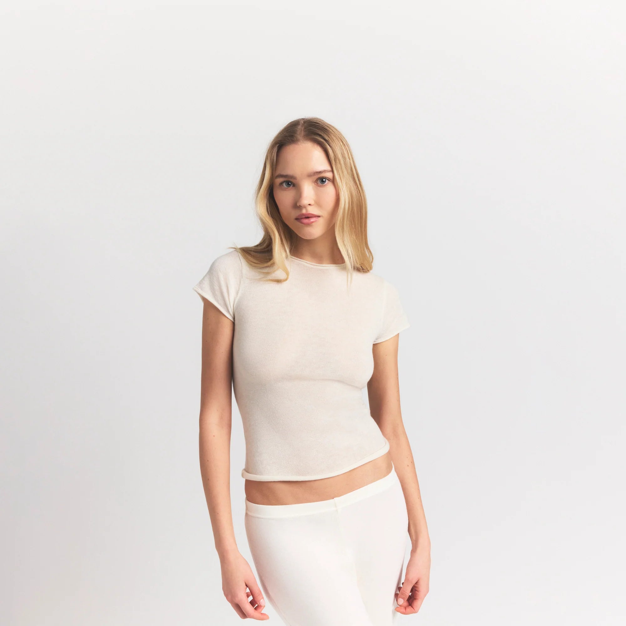 FEATHERWEIGHT CASHMERE TEE | EGRET ON A MODEL SIDE VIEW S | FOCUS: 0.0, 1.0, 0.9