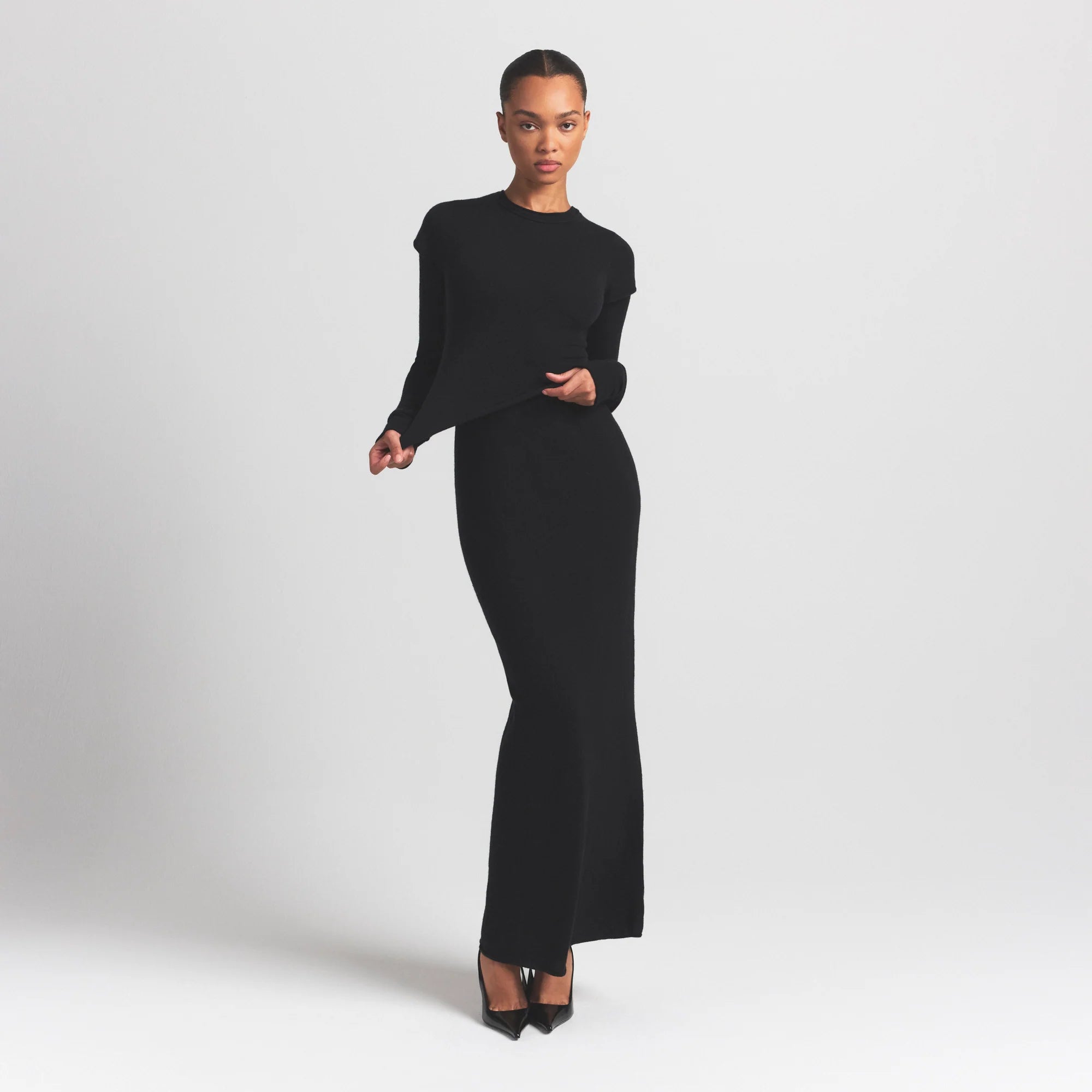 FEATHERWEIGHT CASHMERE TEE | ONYX ON A MODEL FRONT VIEW S | FOCUS: 0.0, 1.0, 0.9