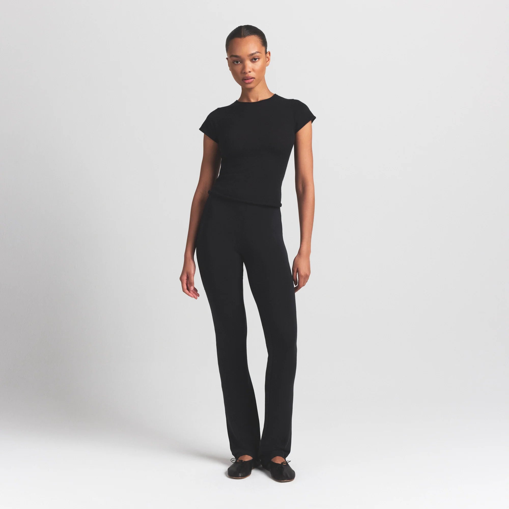FEATHERWEIGHT CASHMERE TEE | ONYX ON A MODEL FRONT VIEW S | FOCUS: 0.0, 1.0, 0.9