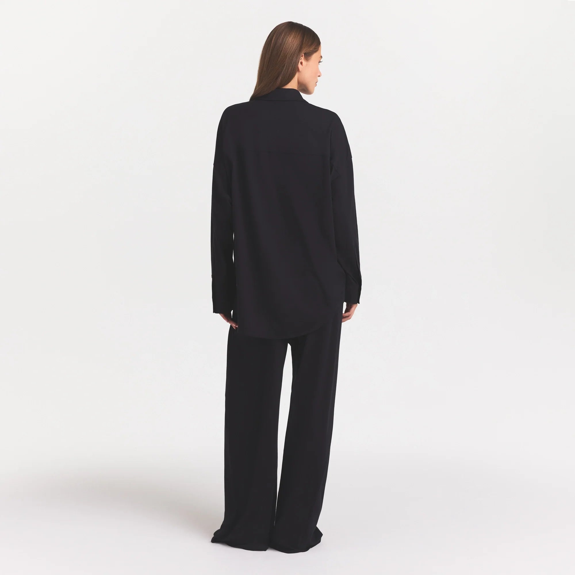 ORGANIC COTTON SLEEP LONG SLEEVE SET | OBSIDIAN ON A MODEL FRONT VIEW @ | FOCUS: 0.0, 1.0, 0.9