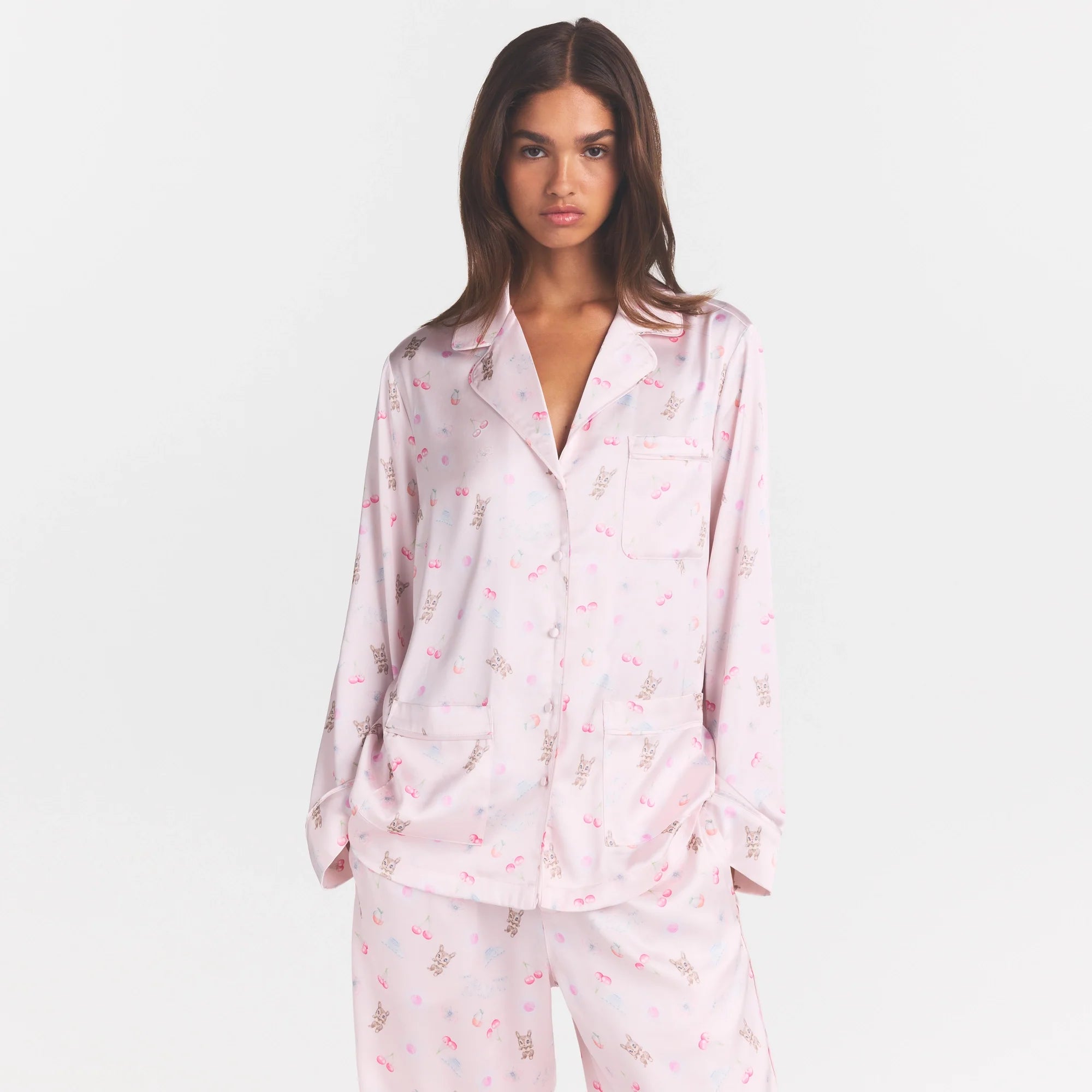 WOVEN SHINE LONG SLEEP SET | BARELY PINK SNACK BAG ON A MODEL SIDE VIEW @ | FOCUS: 0.0, 1.0, 0.9