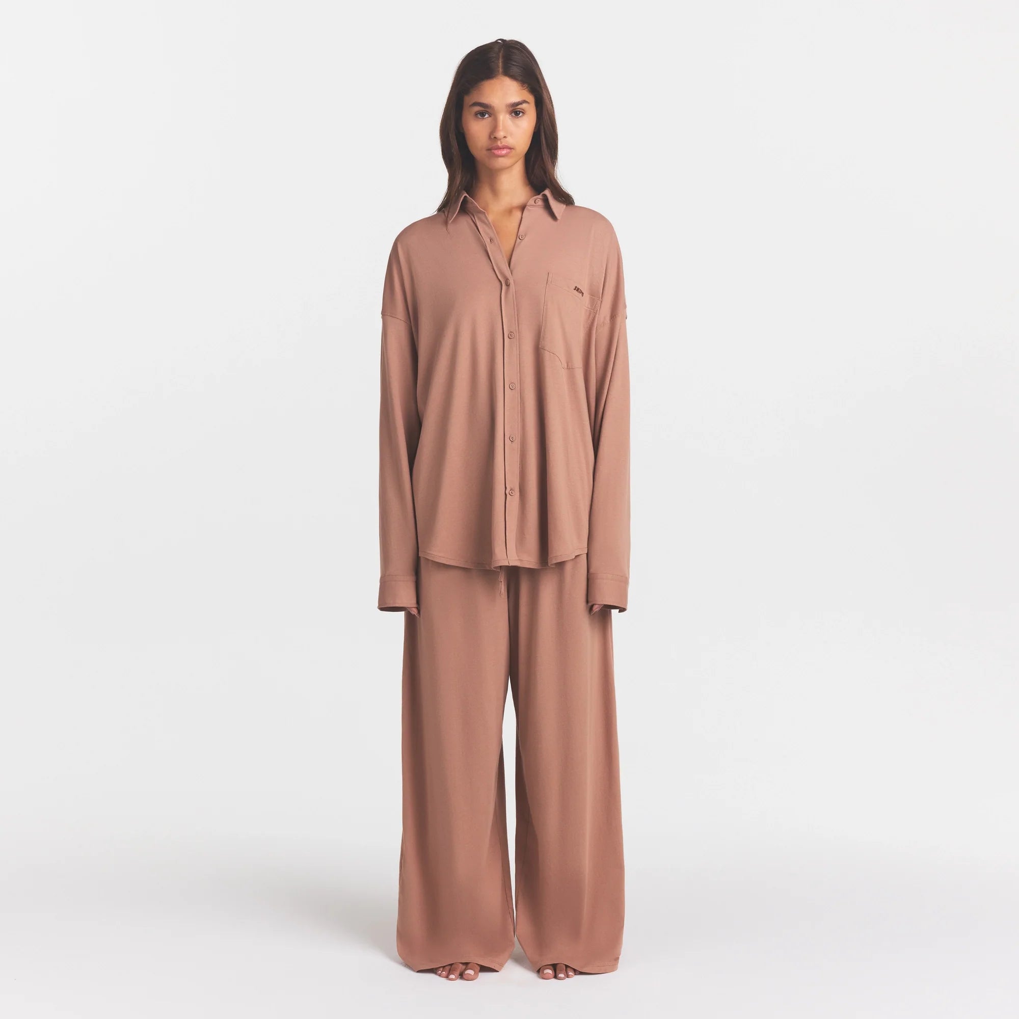 ORGANIC COTTON SLEEP LONG SLEEVE SET | SIENNA ON A MODEL FRONT VIEW @ | FOCUS: 0.0, 1.0, 0.9