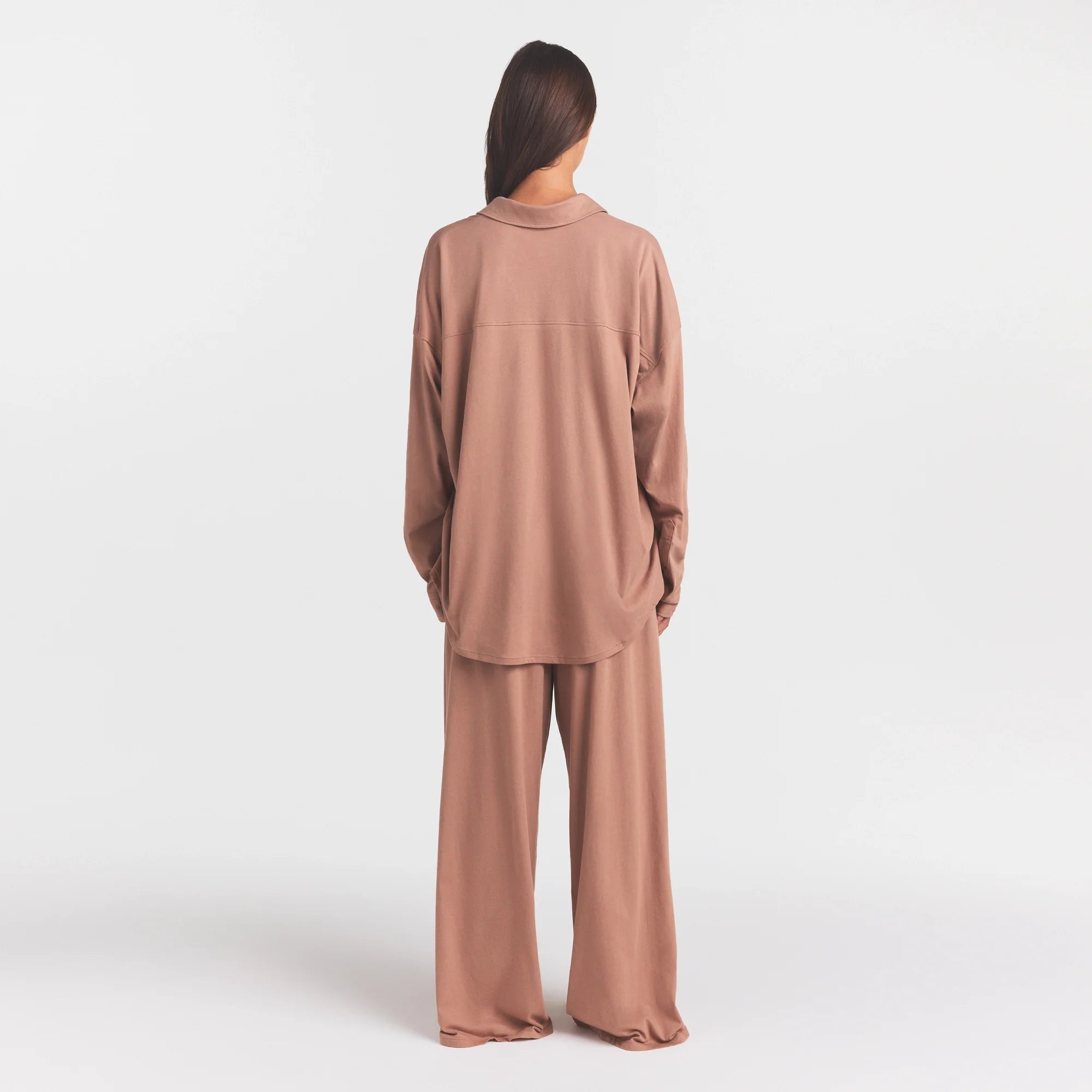 ORGANIC COTTON SLEEP LONG SLEEVE SET | SIENNA ON A MODEL FRONT VIEW @ | FOCUS: 0.0, 1.0, 0.9