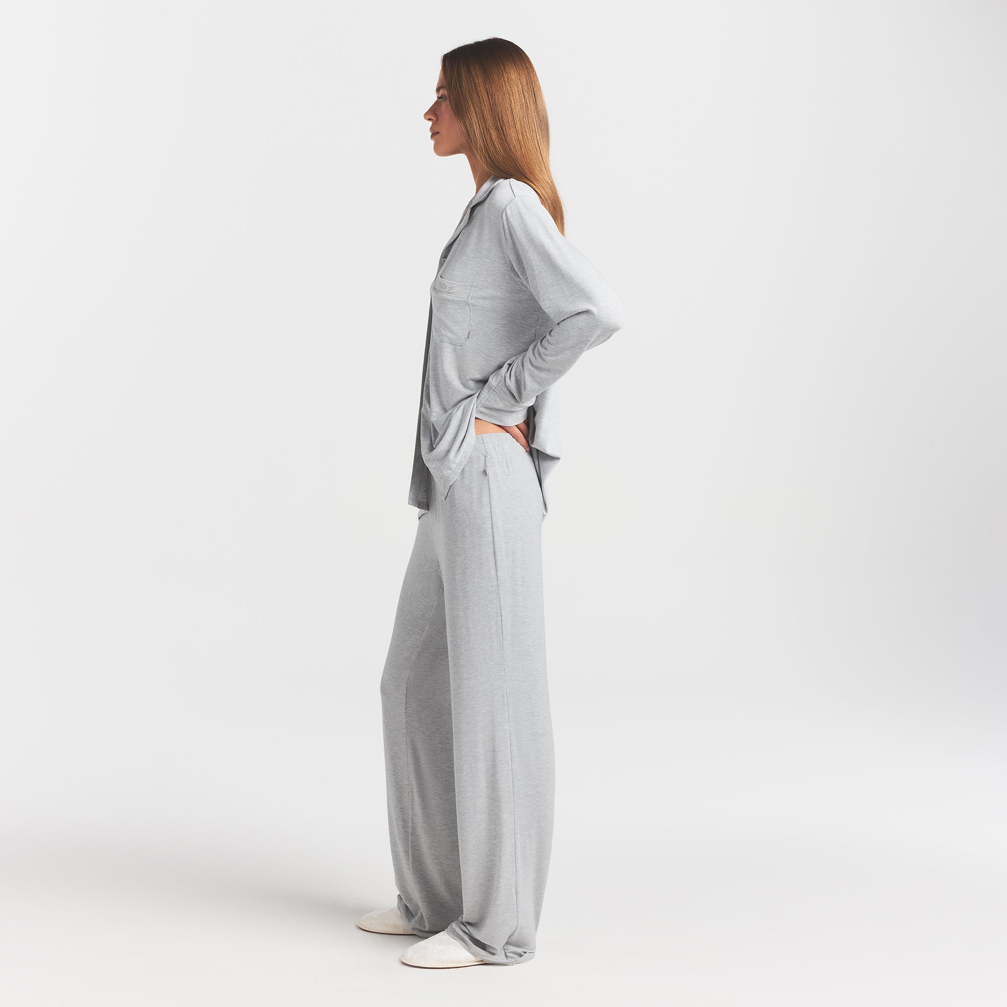 SKIMS SLEEP LONG SLEEVE BUTTON UP SET | LIGHT HEATHER GREY ON A MODEL SIDE VIEW @ | FOCUS: 0.0, 1.0, 0.9