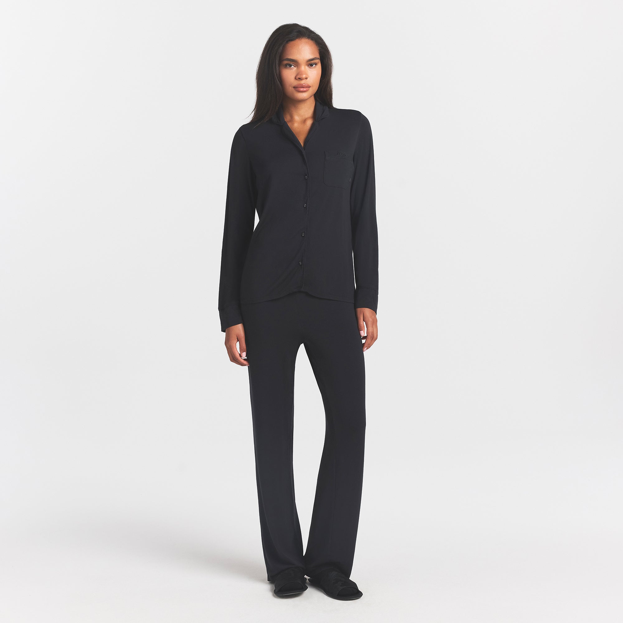 SKIMS SLEEP LONG SLEEVE BUTTON UP SET | ONYX ON A MODEL FRONT VIEW @ | FOCUS: 0.0, 1.0, 0.9