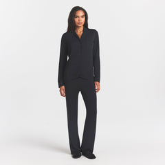 SKIMS SLEEP LONG SLEEVE BUTTON UP SET | ONYX ON A MODEL FRONT VIEW @ | FOCUS: 0.0, 1.0, 0.9