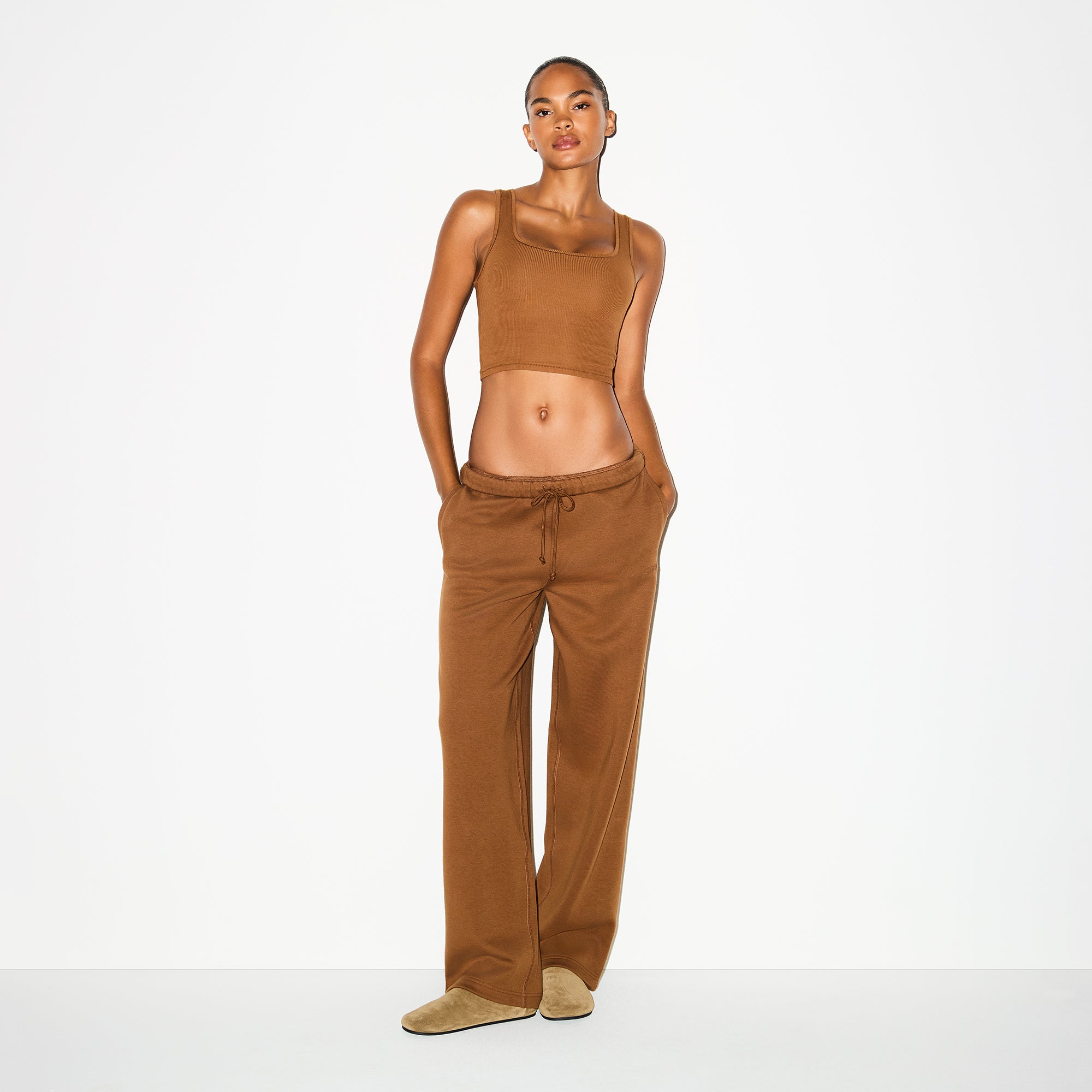 COTTON FLEECE CLASSIC STRAIGHT LEG PANT | BISON ON A MODEL FRONT VIEW @ | FOCUS: 0.0, 1.0, 0.9