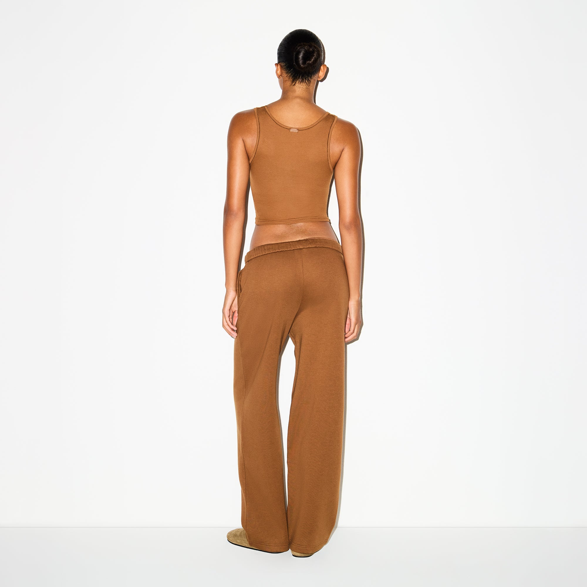 COTTON FLEECE CLASSIC STRAIGHT LEG PANT | BISON ON A MODEL BACK VIEW @ | FOCUS: 0.0, 1.0, 0.9