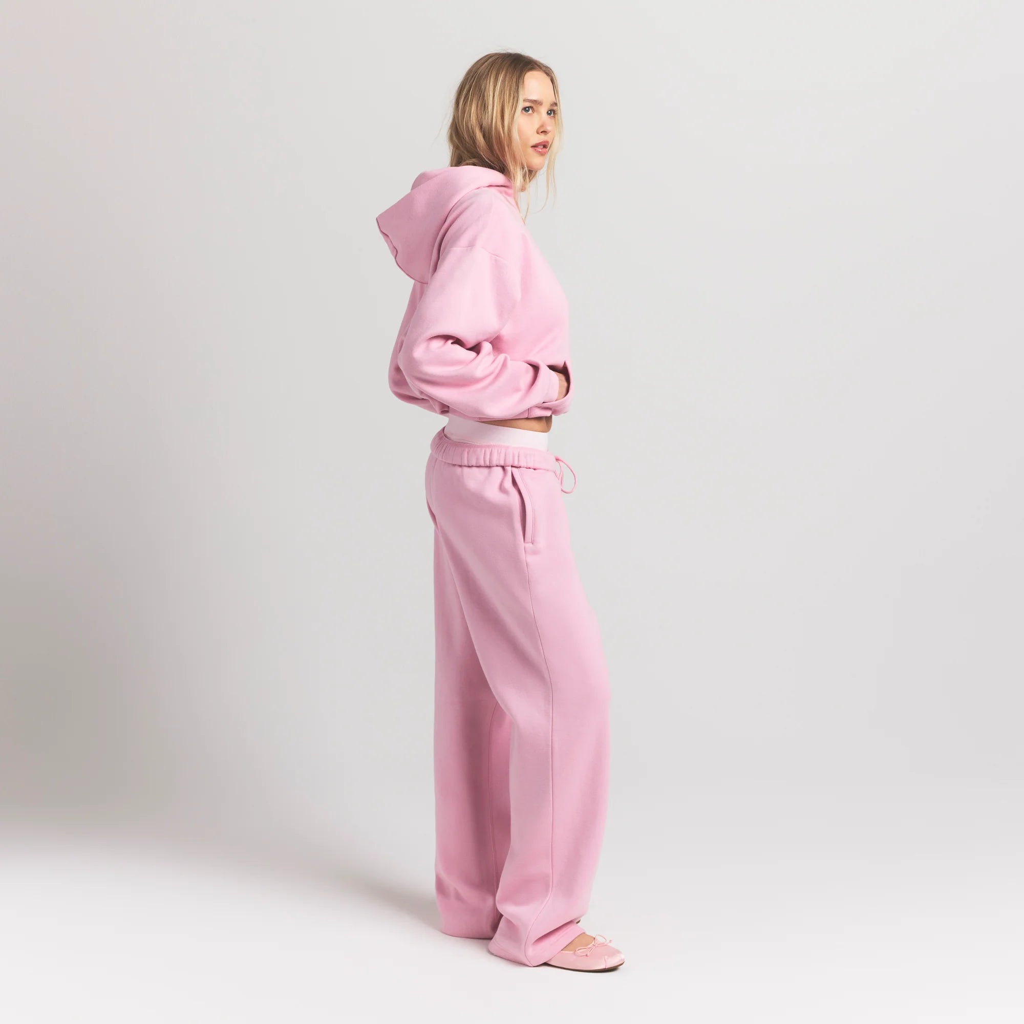 COTTON FLEECE CLASSIC STRAIGHT LEG PANT | HALITE ON A MODEL SIDE VIEW S | FOCUS: 0.0, 1.0, 0.9