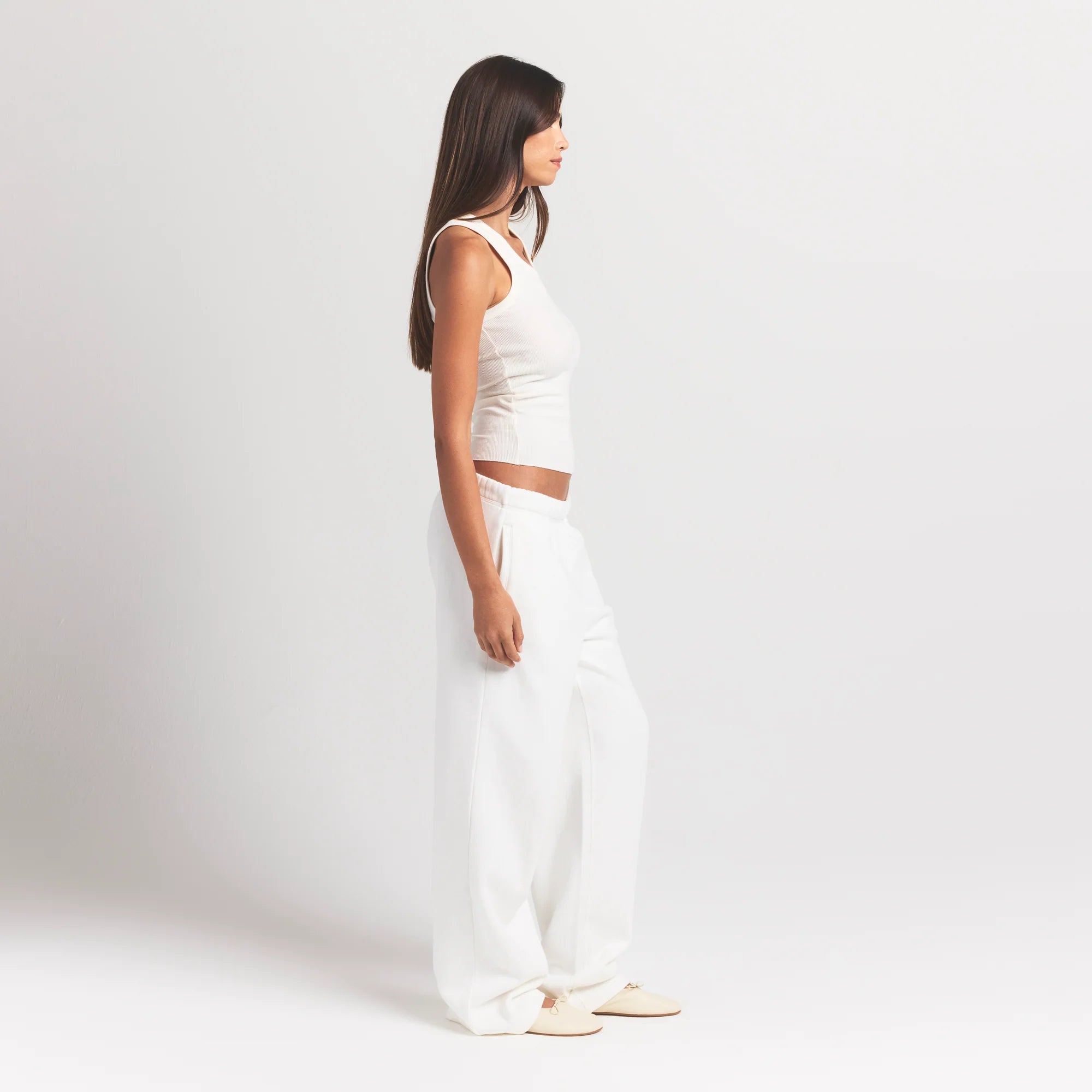 COTTON FLEECE CLASSIC STRAIGHT LEG PANT | MARBLE ON A MODEL SIDE VIEW S | FOCUS: 0.0, 1.0, 0.9