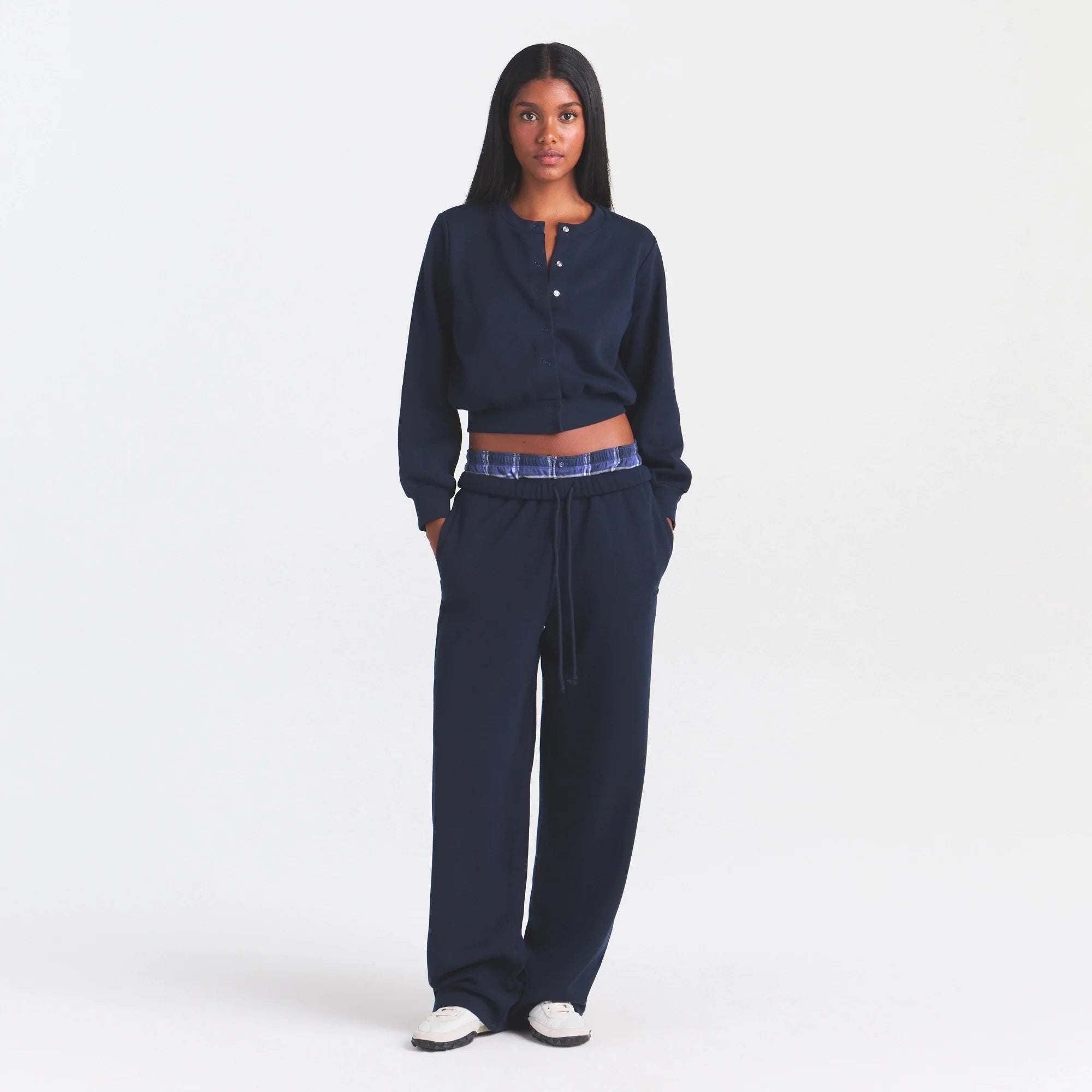 COTTON FLEECE CLASSIC STRAIGHT LEG PANT | NAVY ON A MODEL | FLT@ | FOCUS: 0.0, 1.0, 0.9