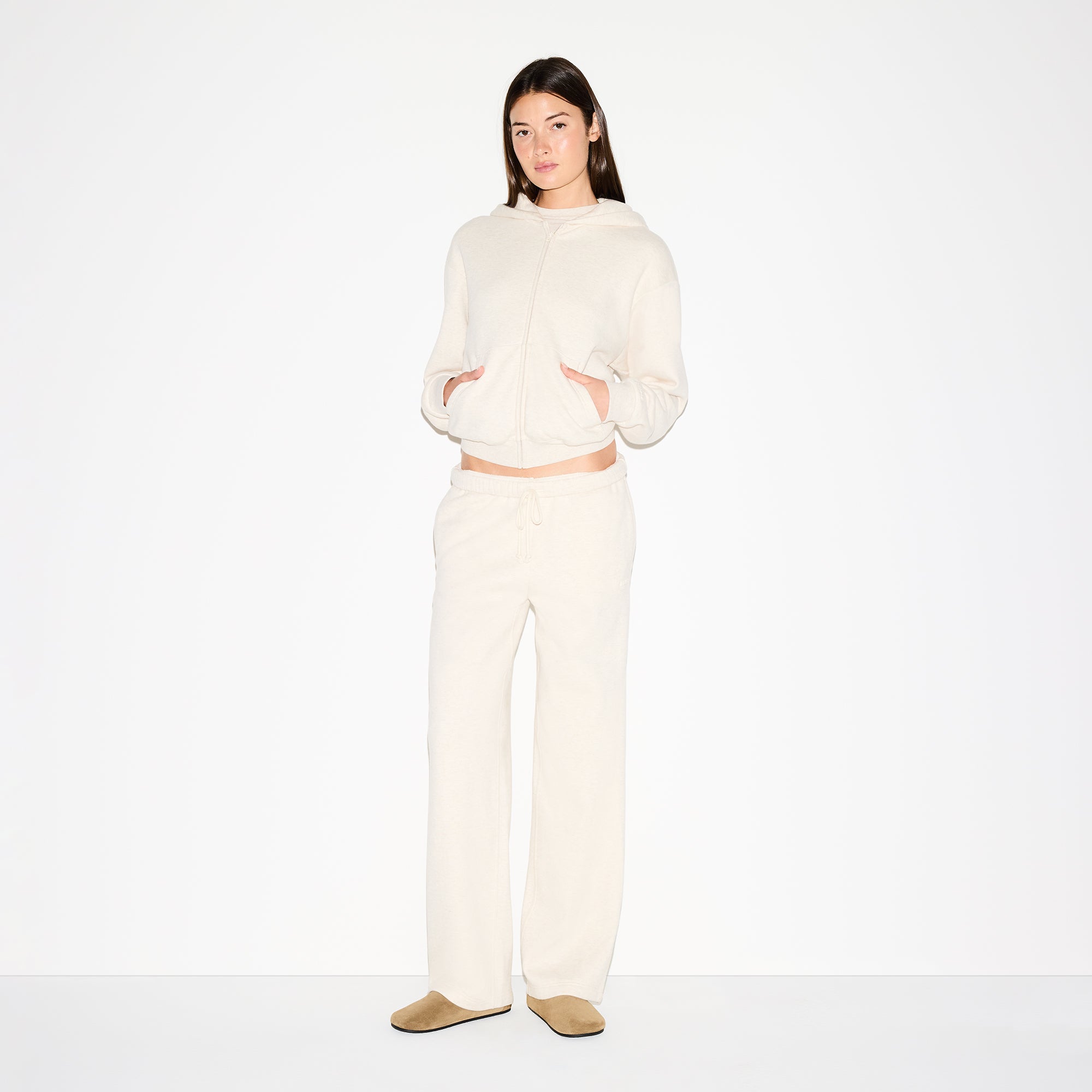 COTTON FLEECE CLASSIC STRAIGHT LEG PANT | OATMEAL HEATHER ON A MODEL FRONT VIEW @ | FOCUS: 0.0, 1.0, 0.9