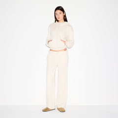COTTON FLEECE CLASSIC STRAIGHT LEG PANT | OATMEAL HEATHER ON A MODEL FRONT VIEW @ | FOCUS: 0.0, 1.0, 0.9