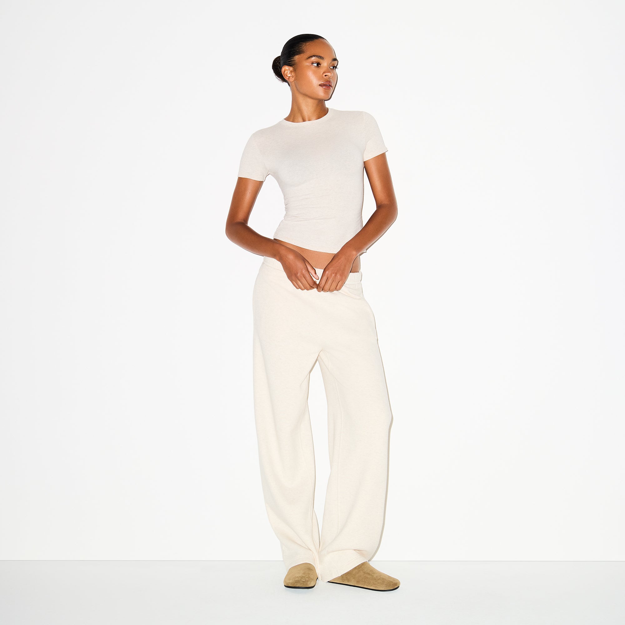 COTTON FLEECE CLASSIC STRAIGHT LEG PANT | OATMEAL HEATHER ON A MODEL FRONT VIEW @ | FOCUS: 0.0, 1.0, 0.9