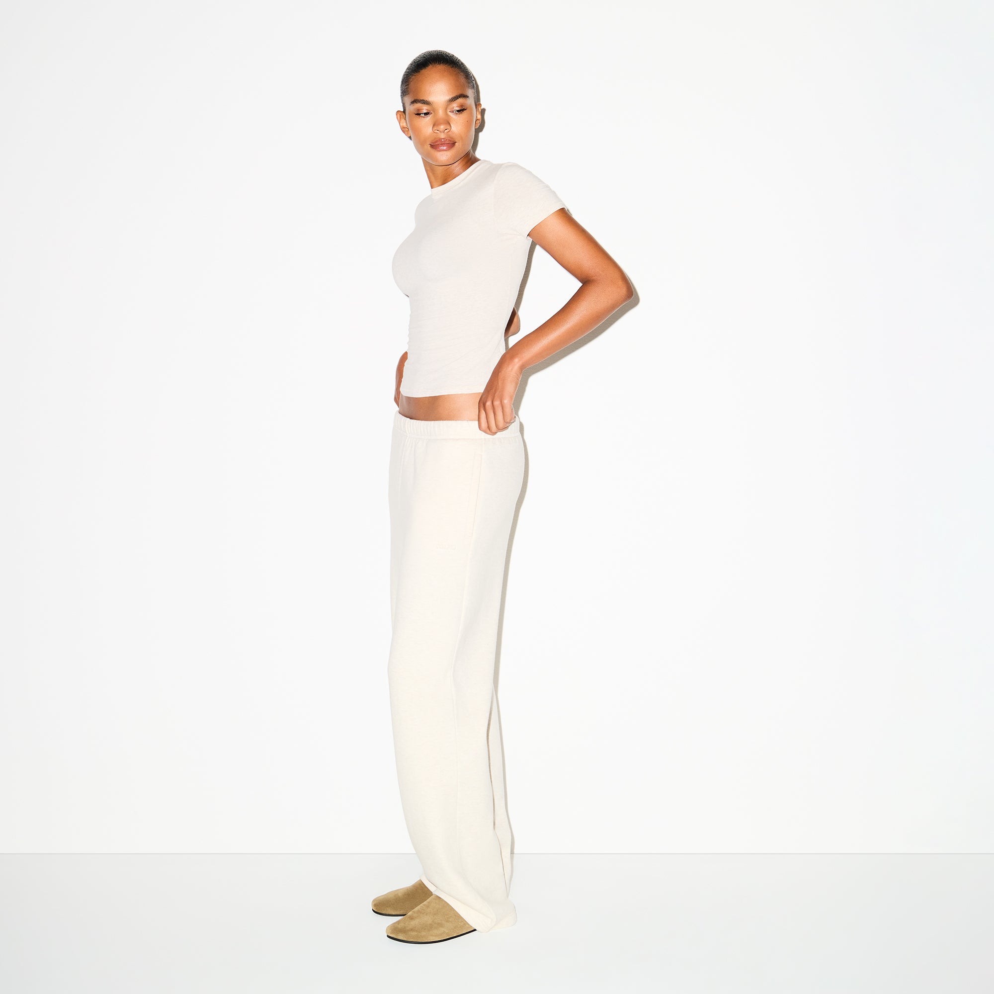 COTTON FLEECE CLASSIC STRAIGHT LEG PANT | OATMEAL HEATHER ON A MODEL SIDE VIEW @ | FOCUS: 0.0, 1.0, 0.9