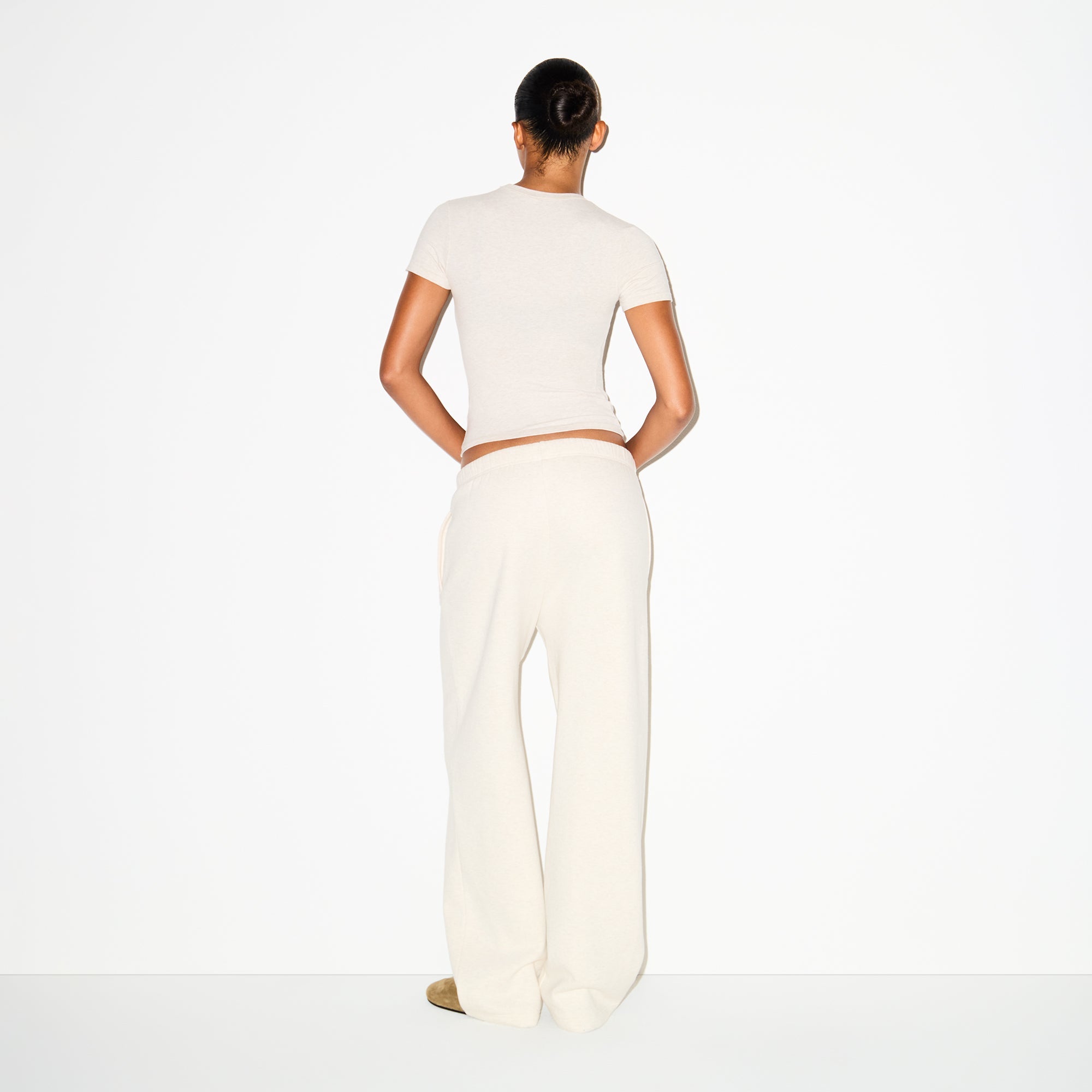 COTTON FLEECE CLASSIC STRAIGHT LEG PANT | OATMEAL HEATHER ON A MODEL BACK VIEW @ | FOCUS: 0.0, 1.0, 0.9