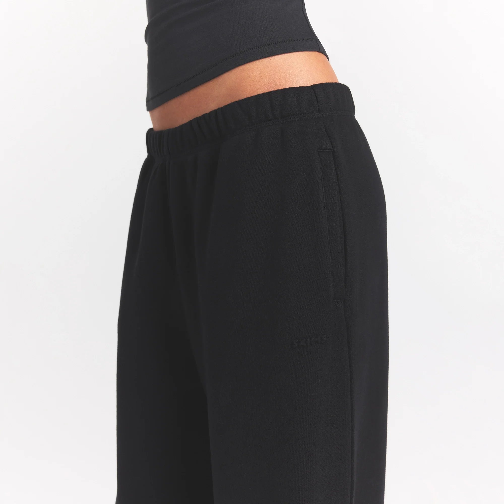 COTTON FLEECE CLASSIC STRAIGHT LEG PANT | ONYX ON A MODEL SIDE VIEW @ | FOCUS: 0.0, 1.0, 0.9