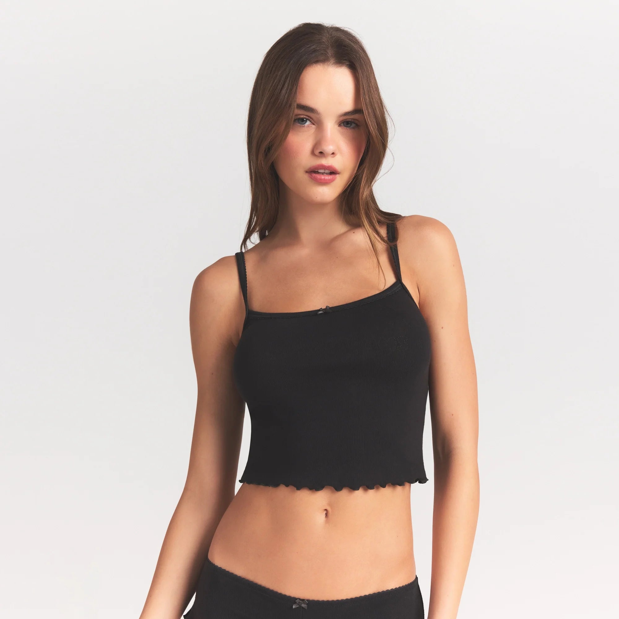 LOGO POINTELLE CAMI SLEEP SET | SOOT ON A MODEL SIDE VIEW @ | FOCUS: 0.0, 1.0, 0.9