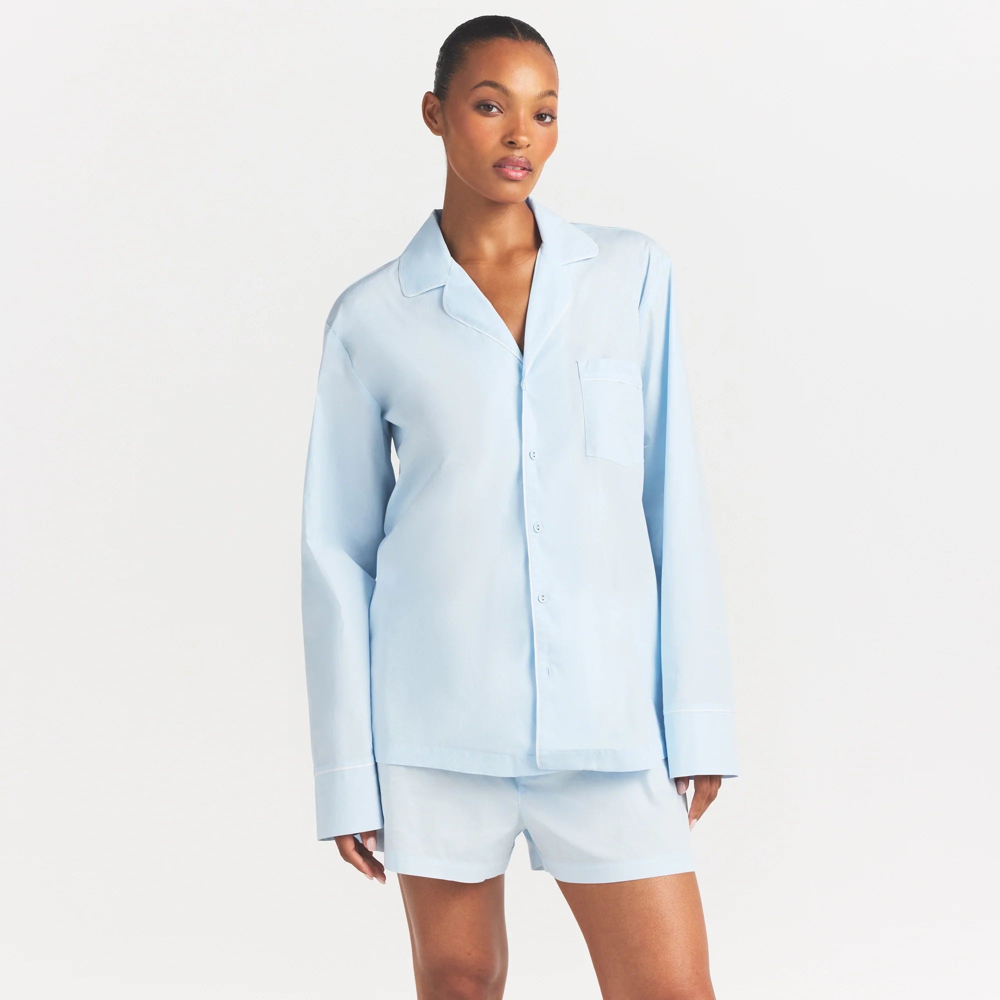 COTTON POPLIN SLEEP LONG SLEEVE AND BOXER SET | BABY BLUE CONTRAST ON A MODEL SIDE VIEW @ | FOCUS: 0.0, 1.0, 0.9