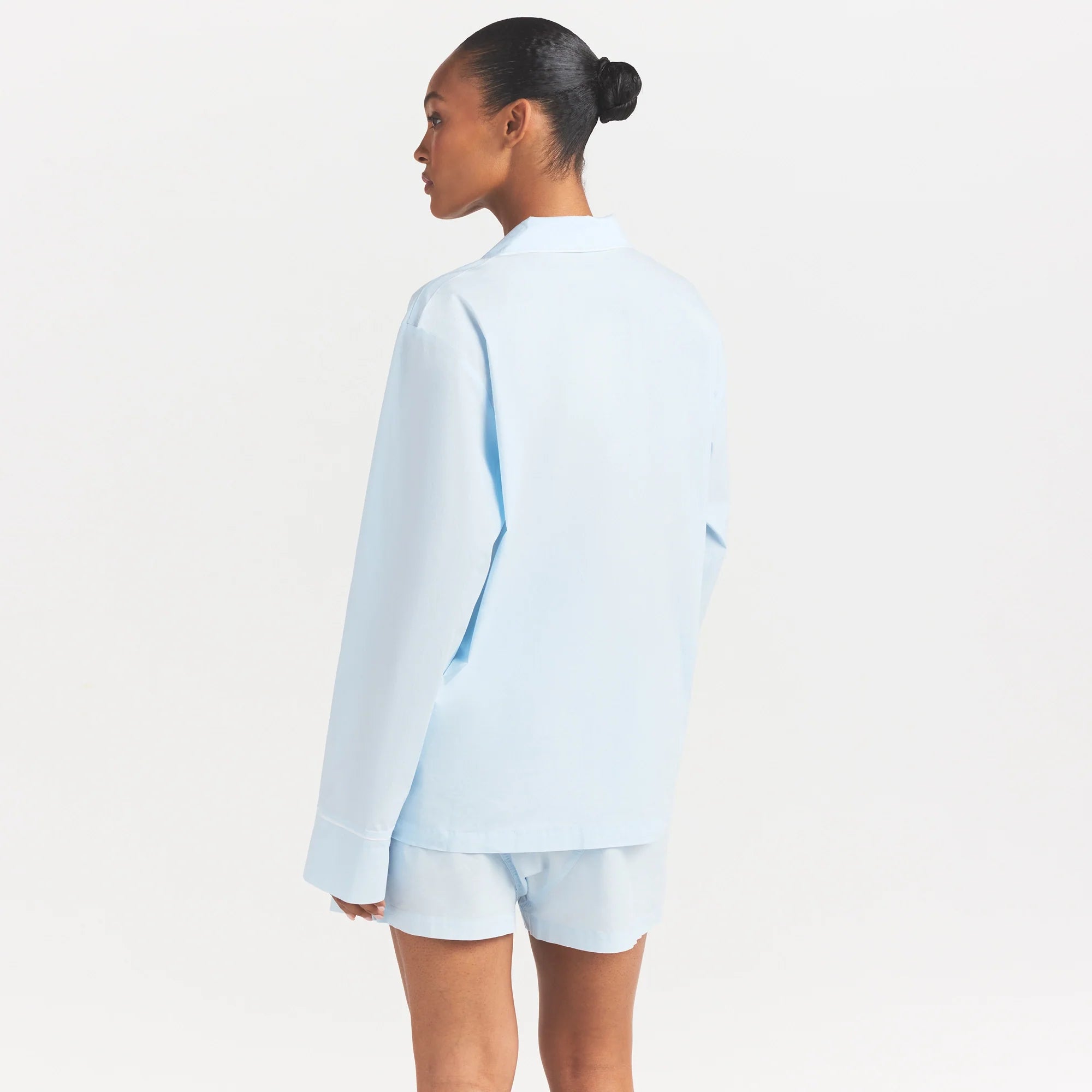 COTTON POPLIN SLEEP LONG SLEEVE AND BOXER SET | BABY BLUE CONTRAST ON A MODEL SIDE VIEW @ | FOCUS: 0.0, 1.0, 0.9