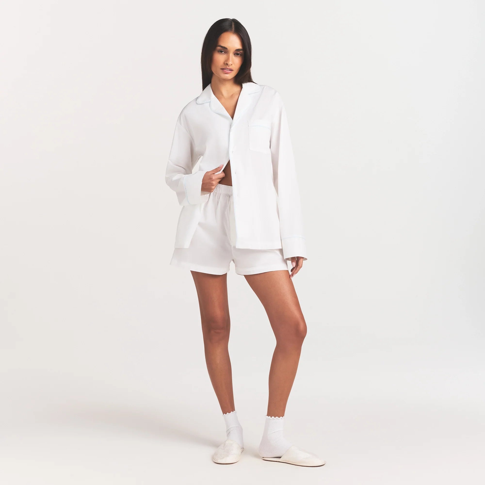 COTTON POPLIN SLEEP LONG SLEEVE AND BOXER SET | SNOW CONTRAST ON A MODEL FRONT VIEW @ | FOCUS: 0.0, 1.0, 0.9