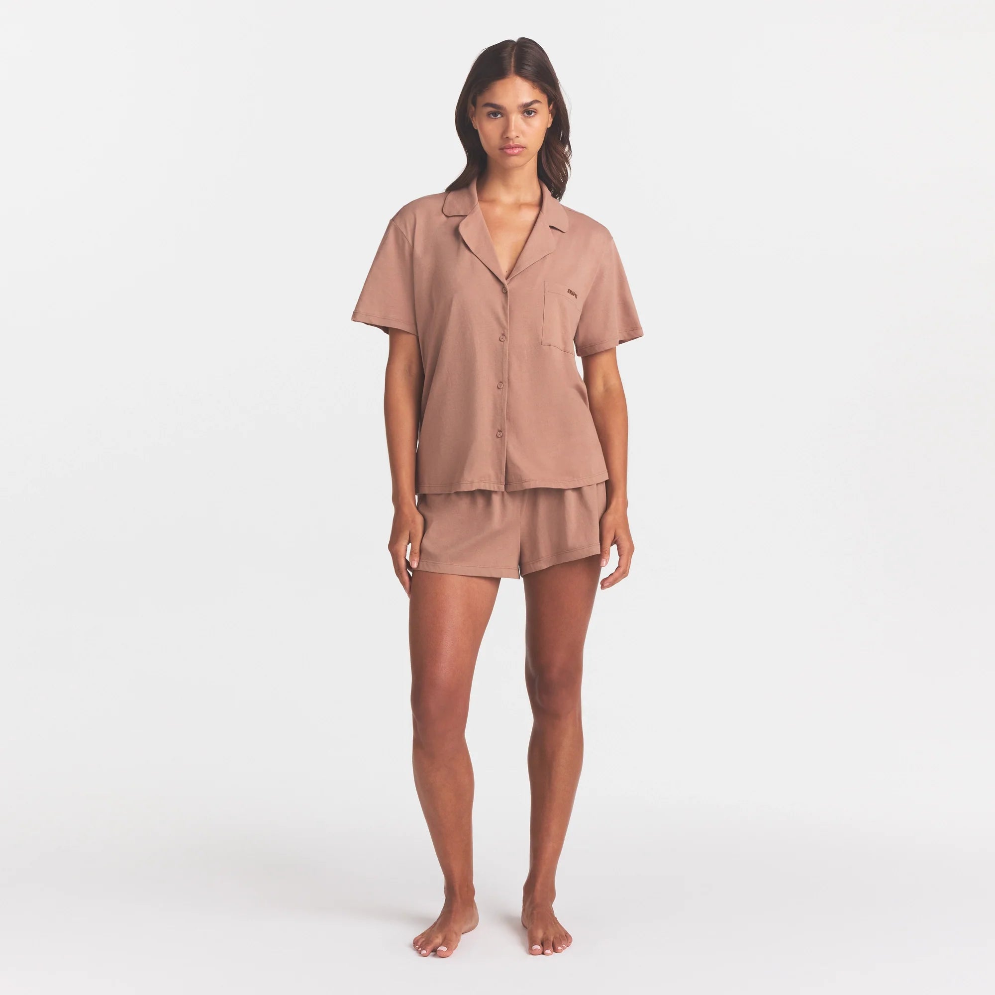 ORGANIC COTTON SLEEP SHORT SLEEVE SET | SIENNA ON A MODEL FRONT VIEW @ | FOCUS: 0.0, 1.0, 0.9
