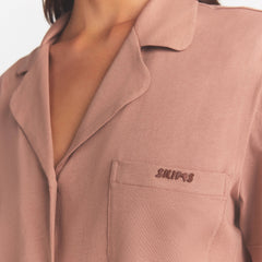 ORGANIC COTTON SLEEP SHORT SLEEVE SET | SIENNA ON A MODEL SIDE VIEW @ | FOCUS: 0.0, 1.0, 0.9