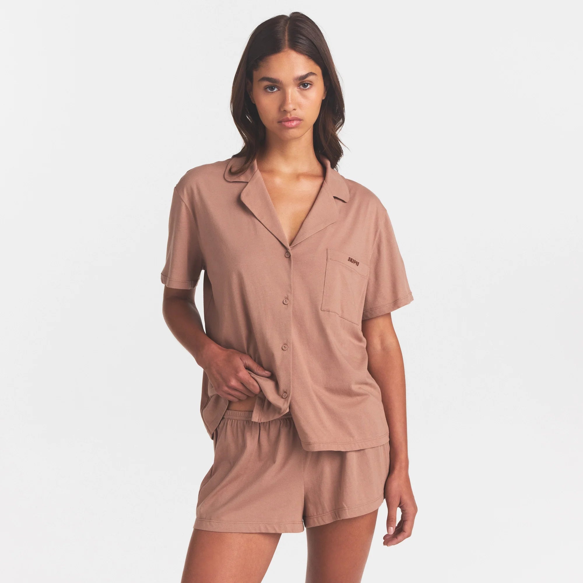 ORGANIC COTTON SLEEP SHORT SLEEVE SET | SIENNA ON A MODEL SIDE VIEW @ | FOCUS: 0.0, 1.0, 0.9