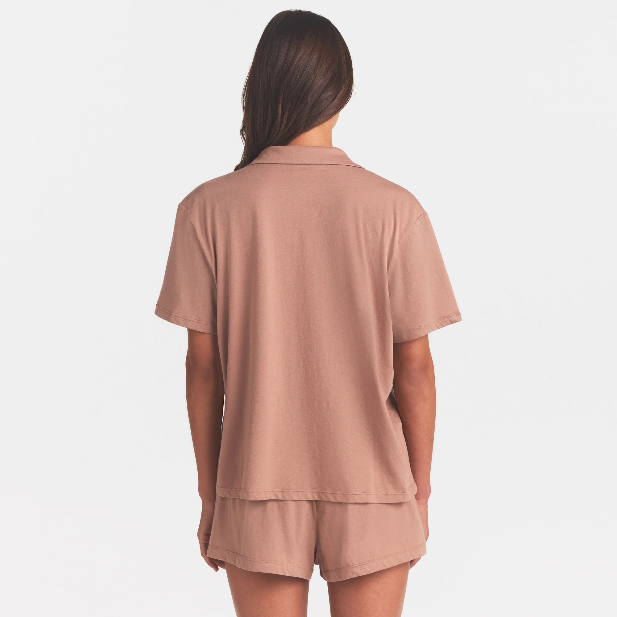 ORGANIC COTTON SLEEP SHORT SLEEVE SET | SIENNA ON A MODEL SIDE VIEW @ | FOCUS: 0.0, 1.0, 0.9