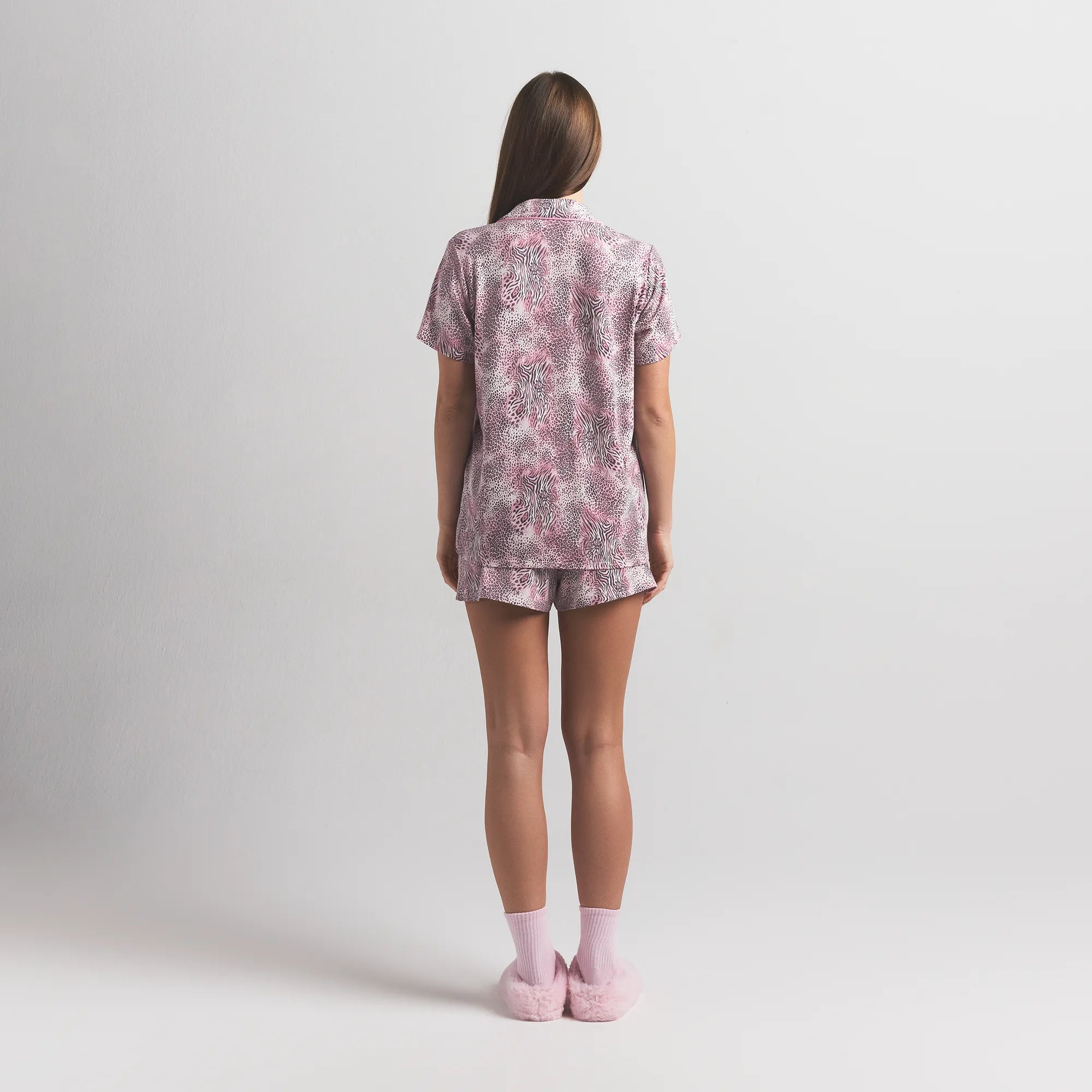 SKIMS SLEEP SHORT SLEEVE BUTTON UP SET | BLOOM MINI MULTI ANIMAL ON A MODEL BACK VIEW @ | FOCUS: 0.0, 1.0, 0.9