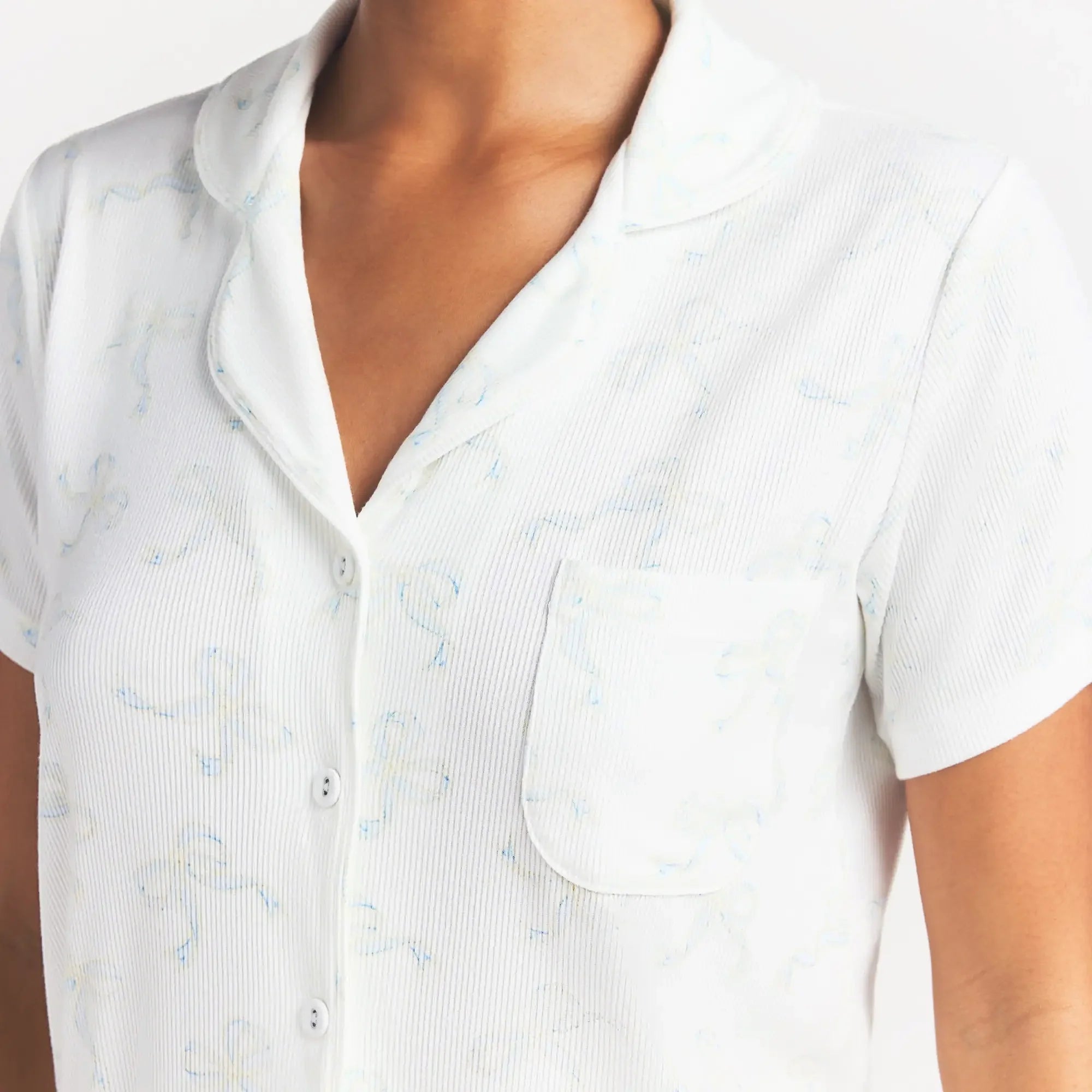 SOFT LOUNGE SHORT SLEEP SET | IVORY PEARL BOWS PRINT ON A MODEL SIDE VIEW @ | FOCUS: 0.0, 1.0, 0.9