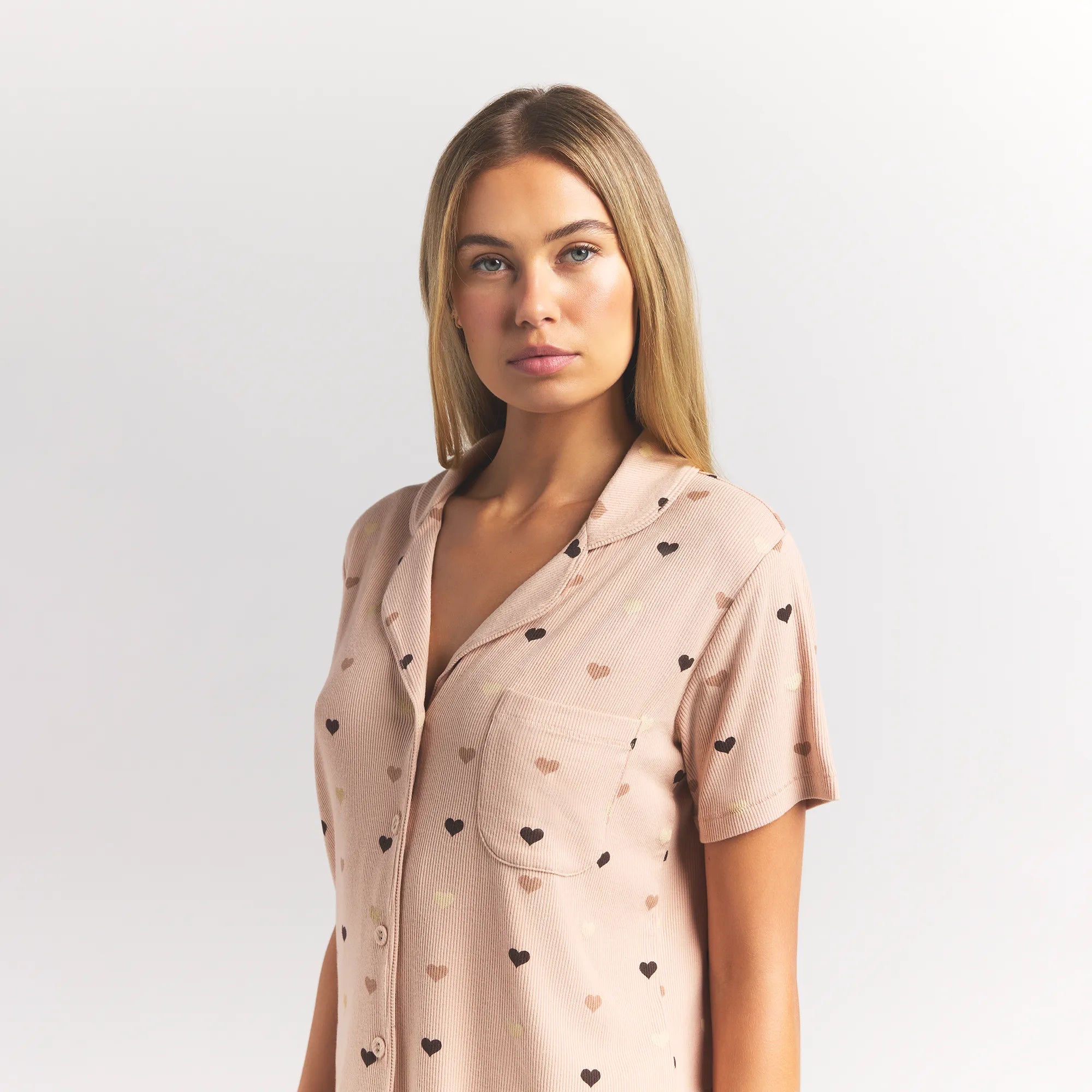 SOFT LOUNGE SHORT SLEEP SET | MICA MINI HEART HALFDROP ON A MODEL FRONT VIEW @ | FOCUS: 0.0, 1.0, 0.9