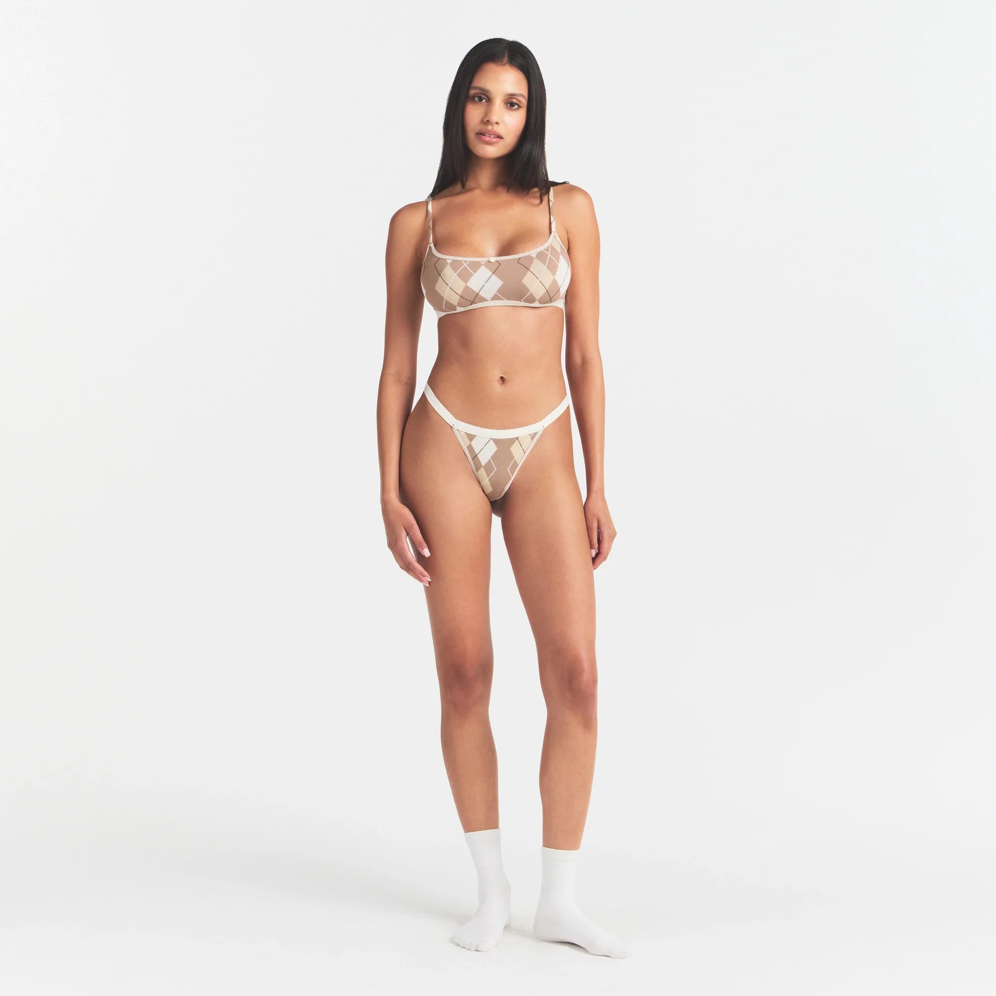 LIGHTWEIGHT COTTON LOGO PICOT THONG | CAFE ARGYLE PRINT ON A MODEL FRONT VIEW @ | FOCUS: 0.0, 1.0, 0.9