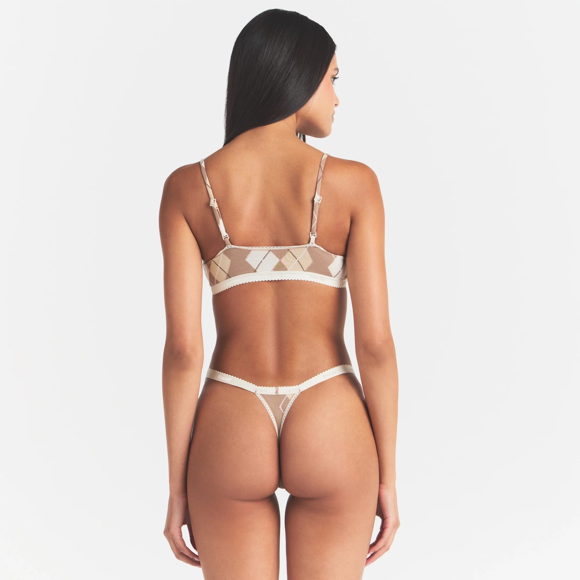 LIGHTWEIGHT COTTON LOGO PICOT THONG | CAFE ARGYLE PRINT ON A MODEL SIDE VIEW @ | FOCUS: 0.0, 1.0, 0.9