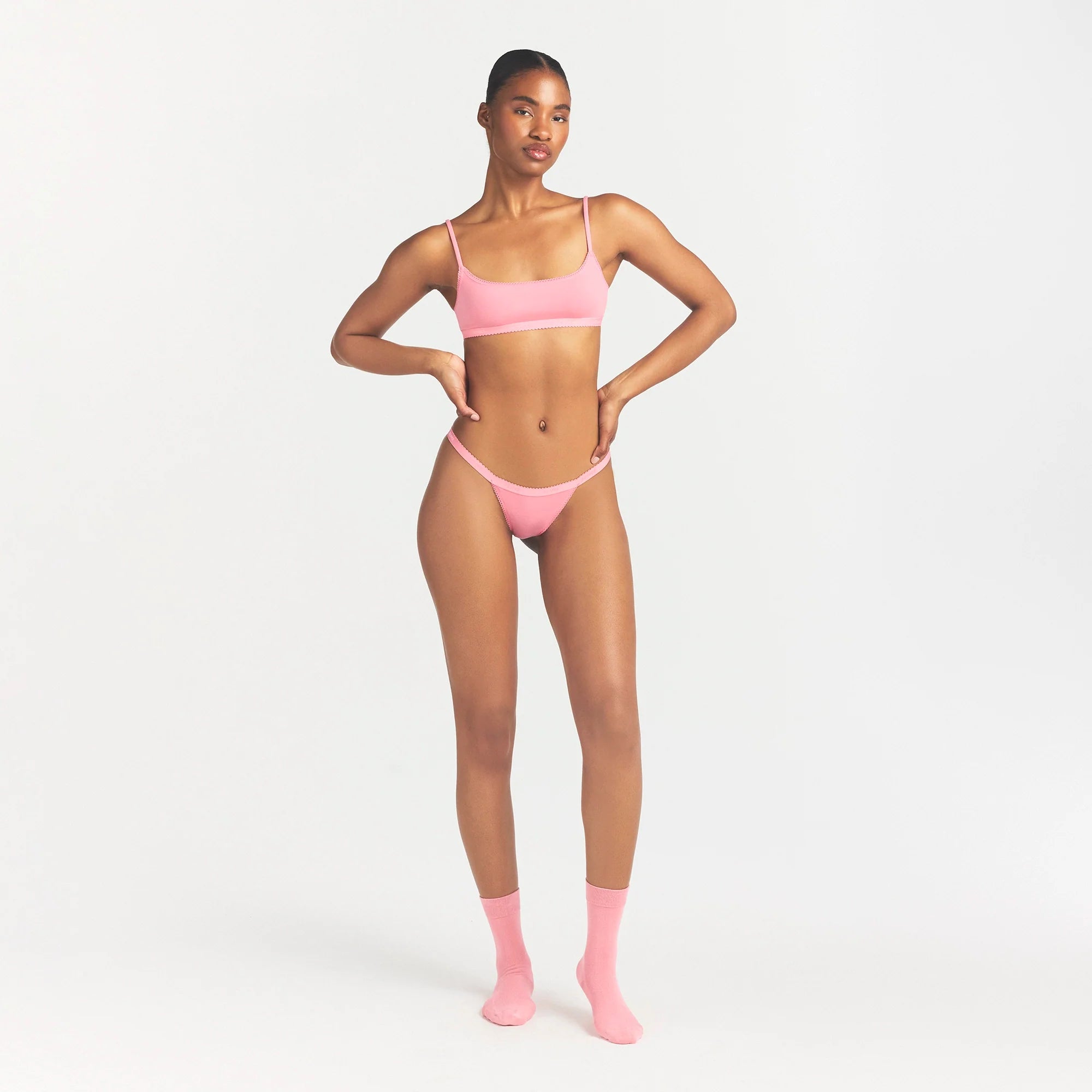 LIGHTWEIGHT COTTON LOGO PICOT THONG | MELON TONAL ON A MODEL FRONT VIEW @ | FOCUS: 0.0, 1.0, 0.9