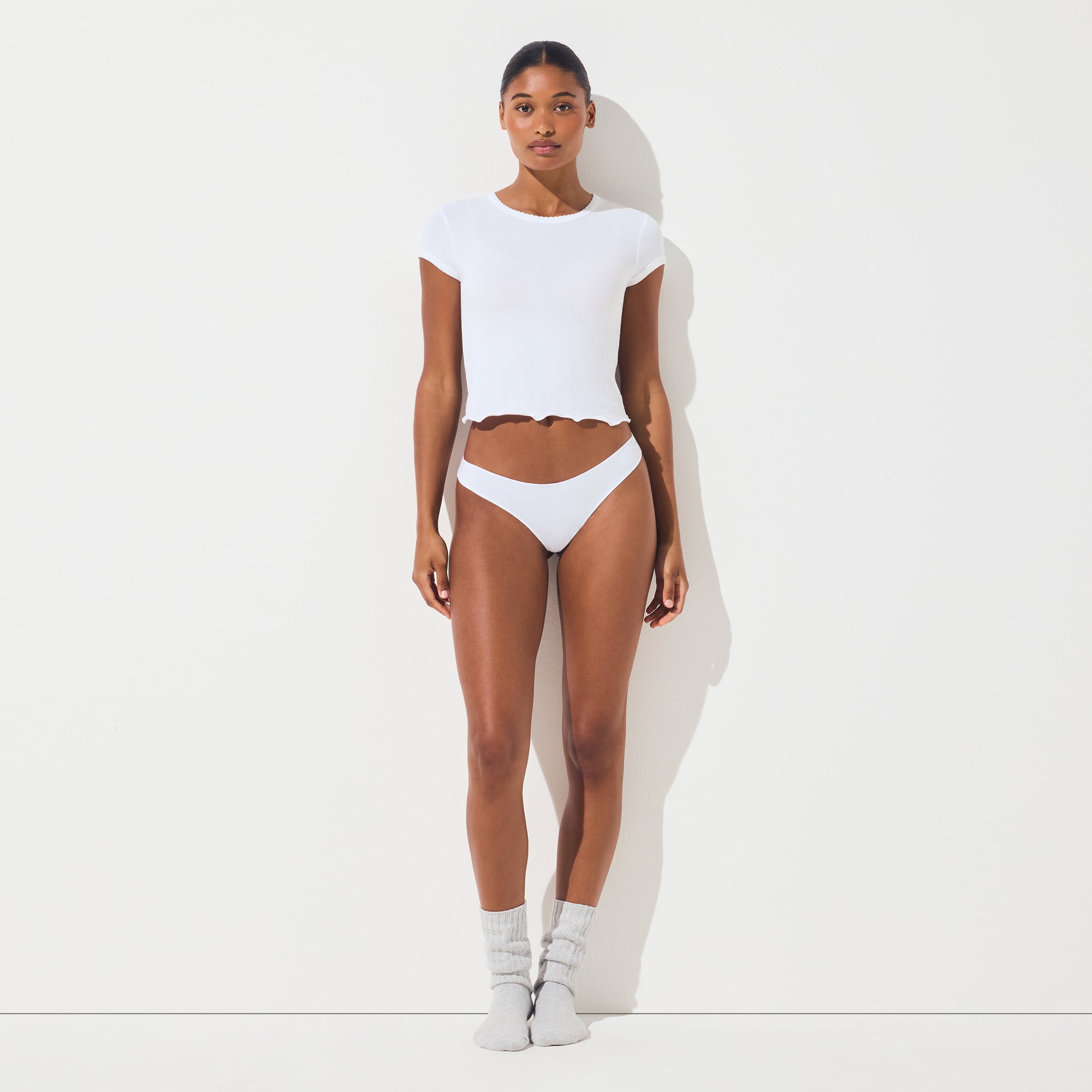LIGHTWEIGHT COTTON THONG | SNOW ON A MODEL FRONT VIEW @ | FOCUS: 0.0, 1.0, 0.9