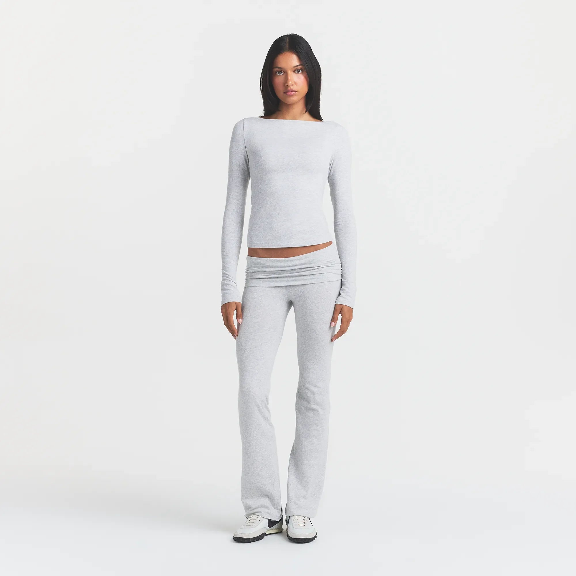 COTTON JERSEY LONG SLEEVE BOATNECK TOP | LIGHT HEATHER GREY ON A MODEL FRONT VIEW @ | FOCUS: 0.0, 1.0, 0.9