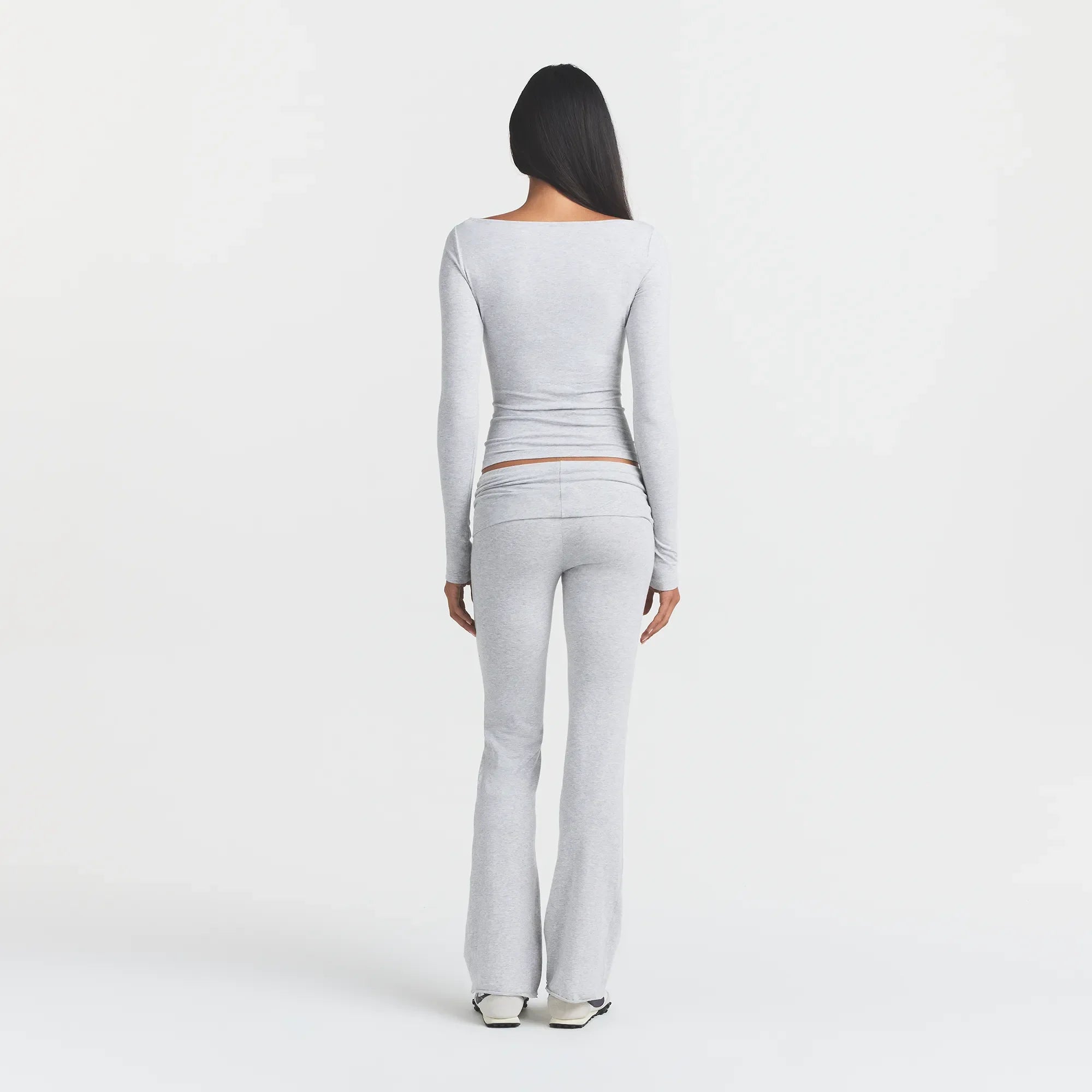COTTON JERSEY LONG SLEEVE BOATNECK TOP | LIGHT HEATHER GREY ON A MODEL BACK VIEW @ | FOCUS: 0.0, 1.0, 0.9