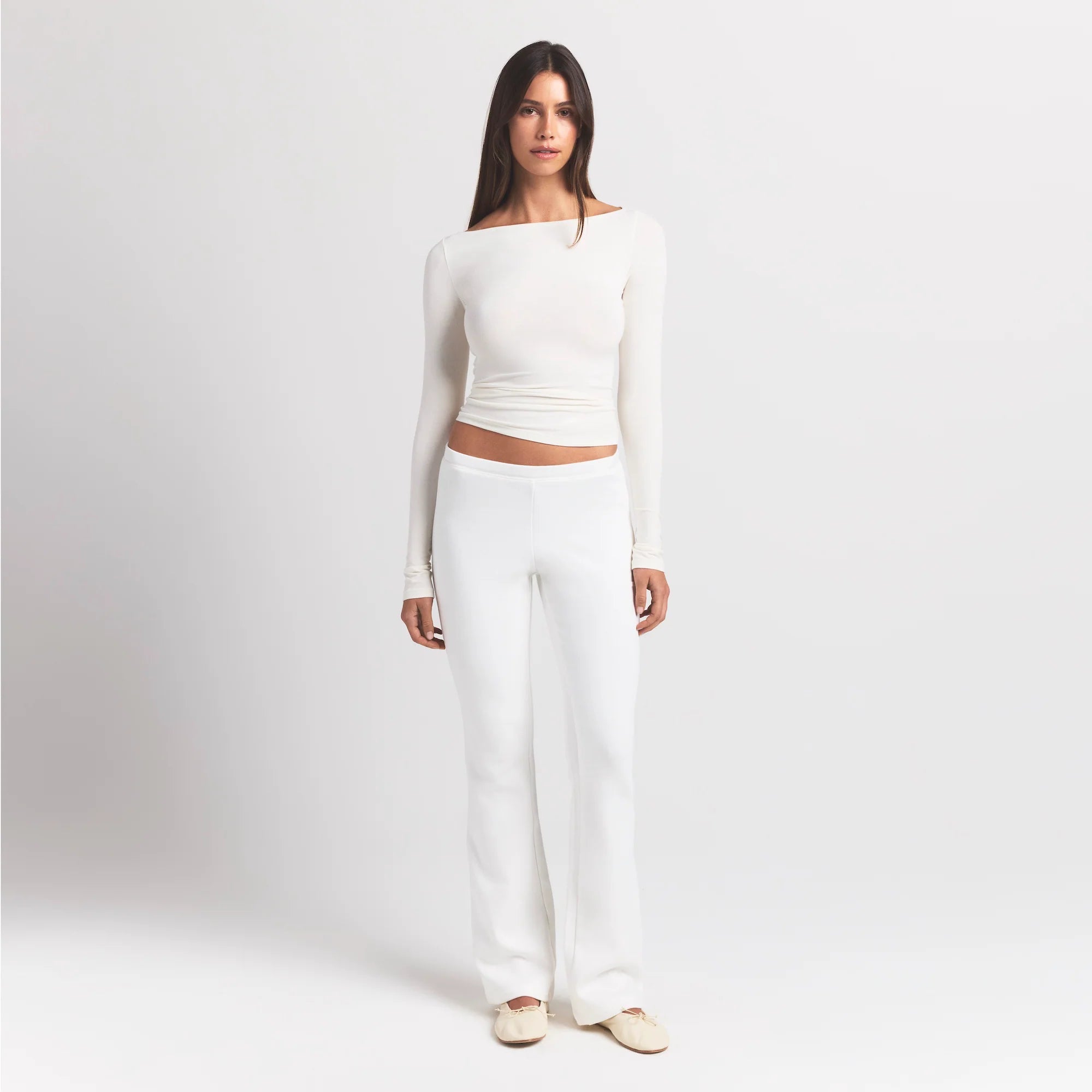 COTTON JERSEY LONG SLEEVE BOATNECK TOP | MARBLE ON A MODEL FRONT VIEW S | FOCUS: 0.0, 1.0, 0.9